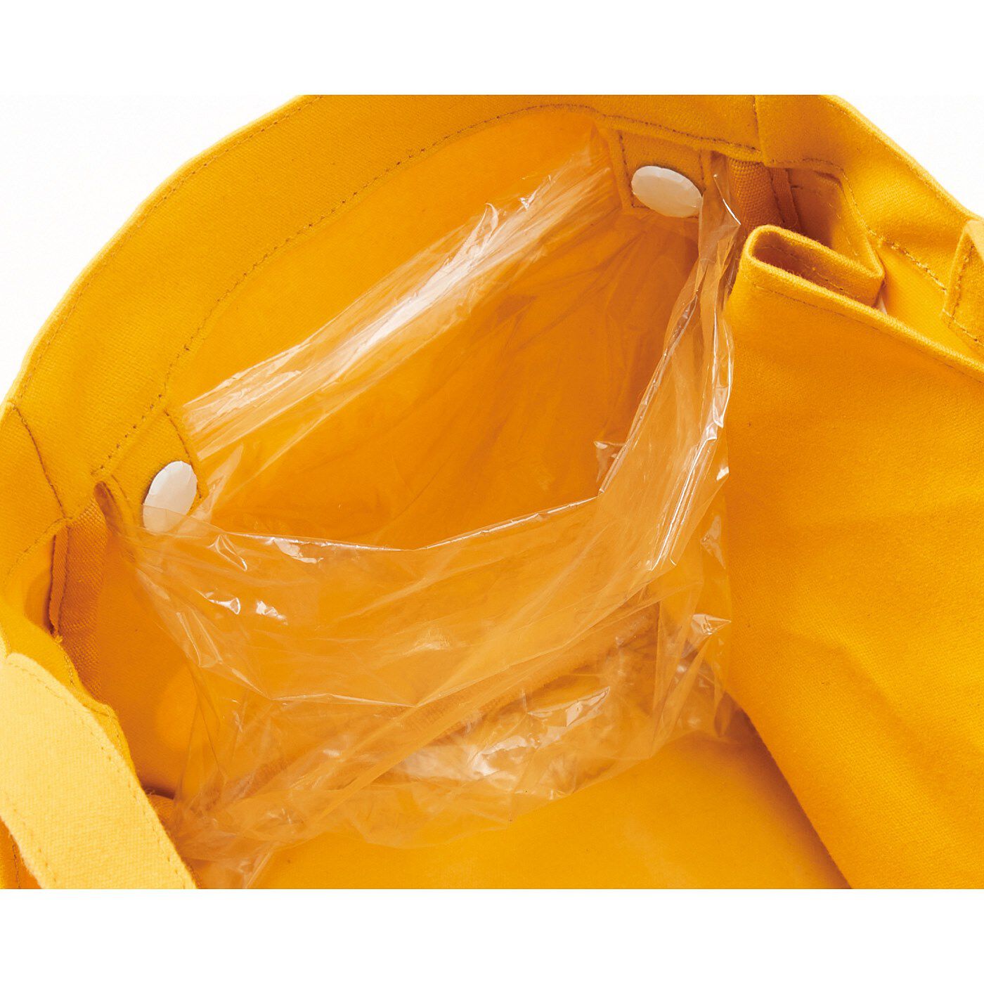 フェリシモの雑貨 Kraso|寝室で使いたいものをぎゅっとひとまとめ　持ち歩き収納コンテナの会|ゴミ箱用の袋をセットできるスペース付き。