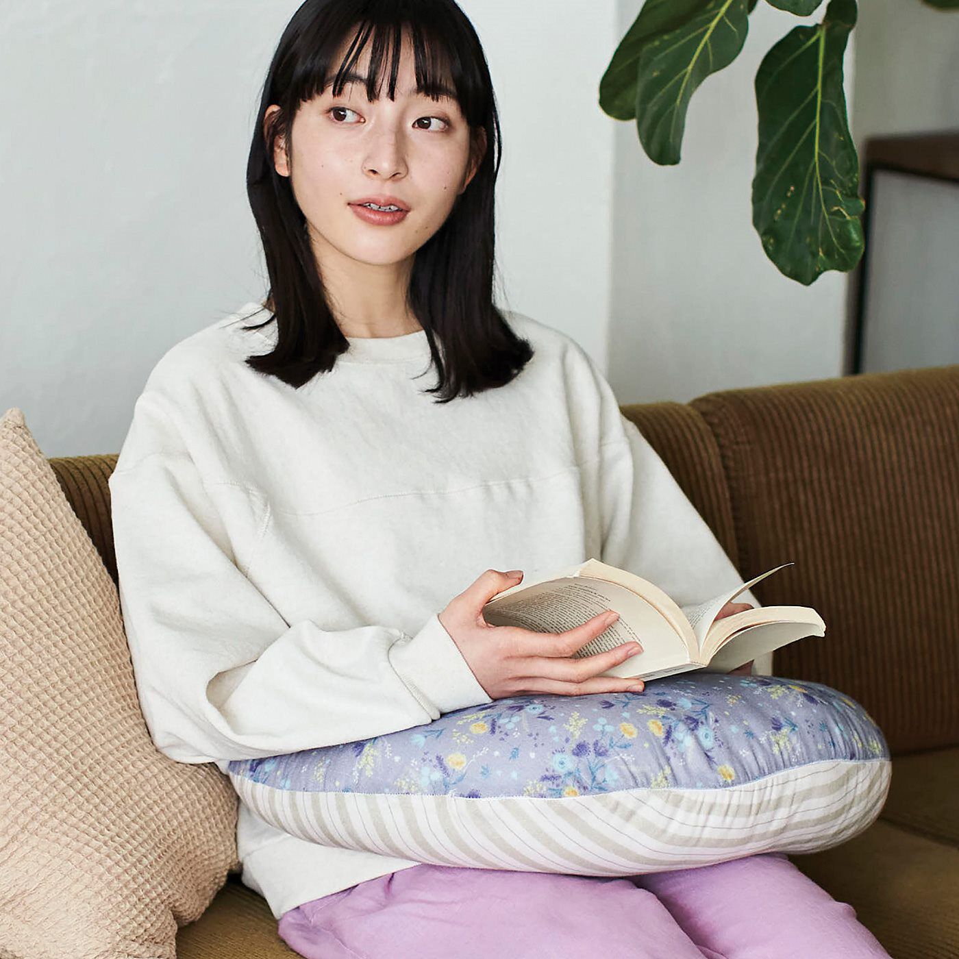 フェリシモの雑貨Kraso［クラソ］|クーフゥ　首・腰・おなかに当ててリラックス　ダブルガーゼが心地いい　月のクッションの会|読書時やスマホを見るときはおなかに。月のカーブがちょうどいいフィット感。