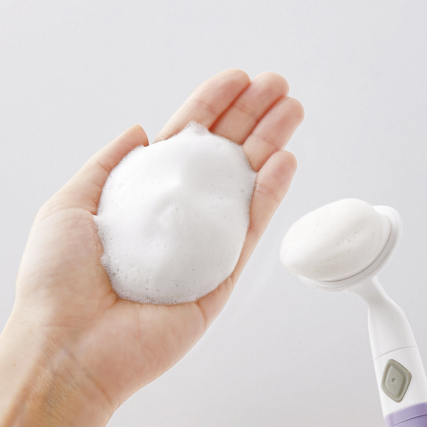 フェリシモの雑貨 Kraso|極細毛ブラシですっきり　音波振動で洗う電動式洗顔ブラシ|洗顔料を泡立てて、ブラシに乗せます。