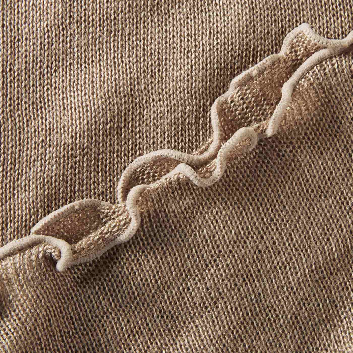 フェリシモの雑貨 クラソ|肌にとろける心地よさ　起毛シルクで編み立てたネックウォーマーの会|熟練の職人の技術で起毛をかけた上質なシルク糸の風合いを生かし、ふんわり編み立てました。