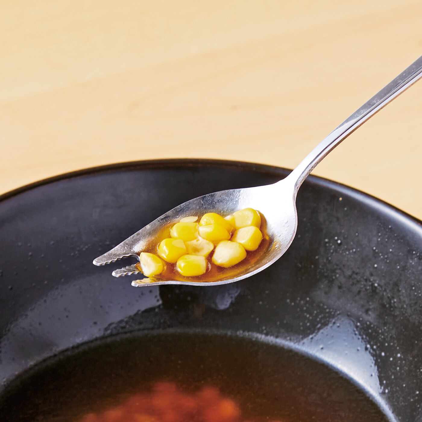 フェリシモの雑貨 Kraso|麺もスープもこれ１本で食べやすい　ユニークな形のラーメンスプーン〈2本セット〉の会|コーンやねぎなども、スープをきってすくえます。
