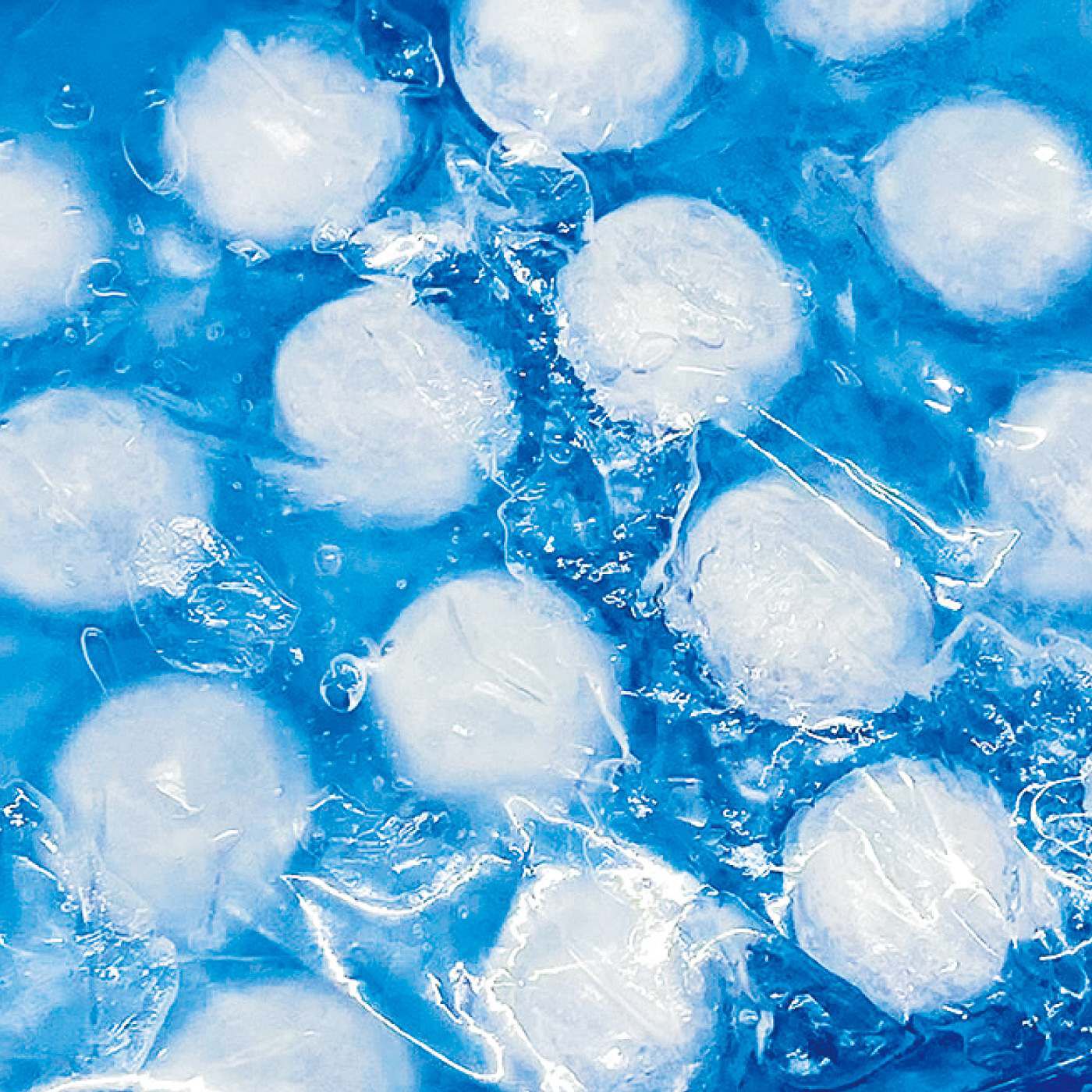 フェリシモの雑貨 Kraso|秘密の氷ボールでひんやり感が　長続き やわらかフィット＆大きめサイズのクールパッド|やわらかい冷却ジェルに内蔵された氷のボールが溶けにくく、長時間冷却効果が続きます。