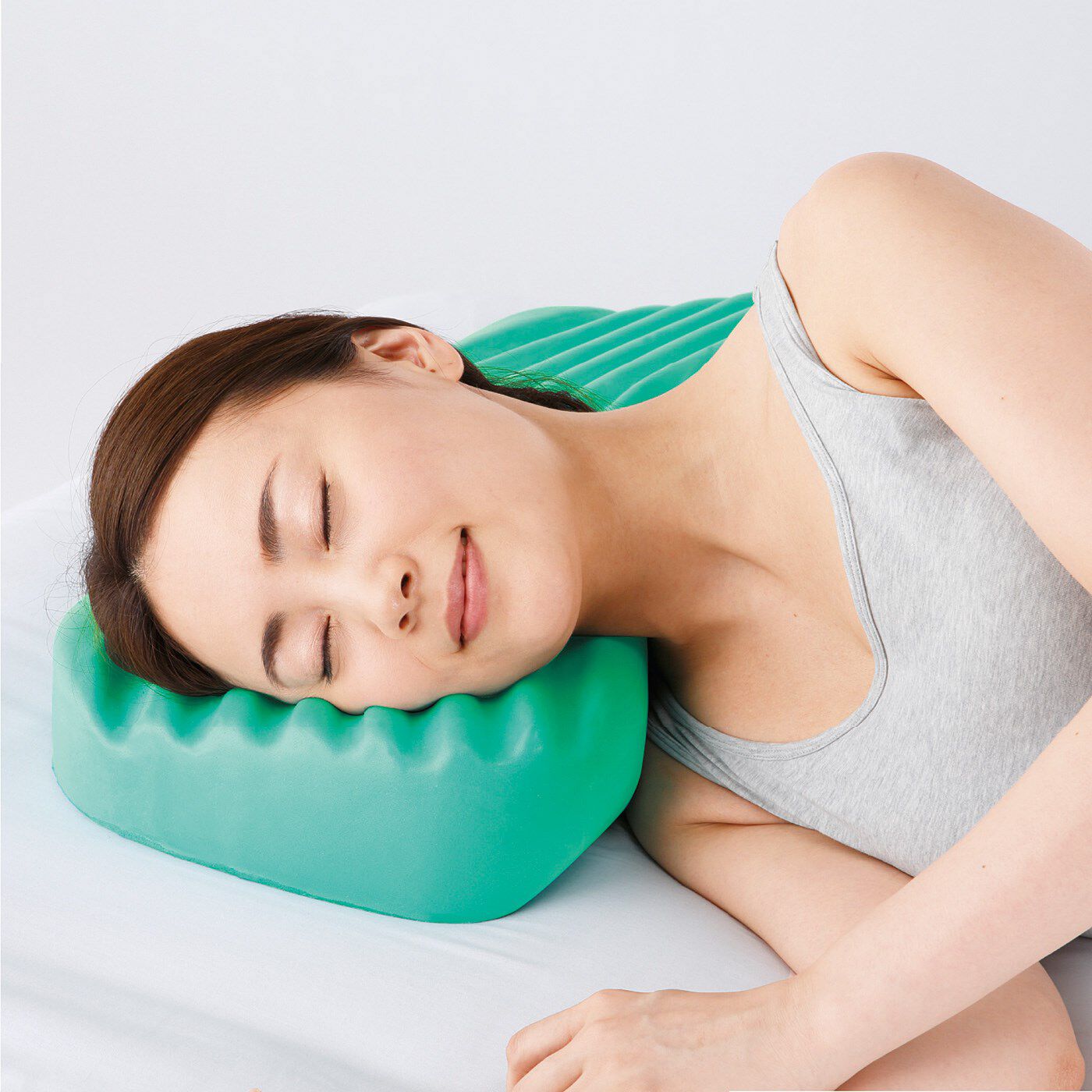 フェリシモの雑貨 Kraso|アーチ設計で首のカーブにフィット　自然な寝返りをサポートする ボディーアジャスト枕|ウェーブ形状で自然な横向き寝に。