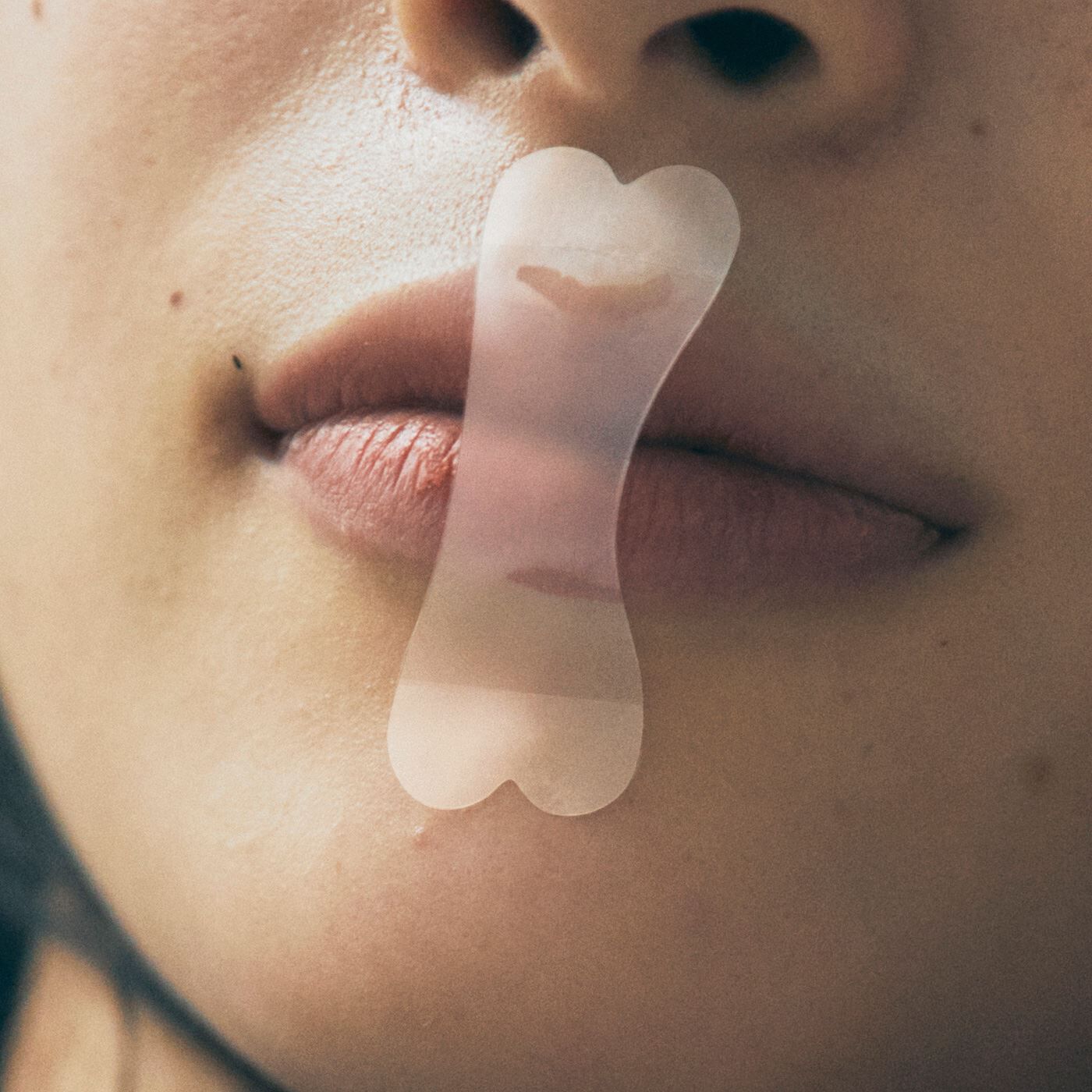 フェリシモの雑貨 Kraso|クーフゥ　サイレントスリーピングでのど・口の乾燥おさえる　鼻呼吸促進　のびやかサポートテープの会|デリケートなくちびる部分は粘着剤不使用。
