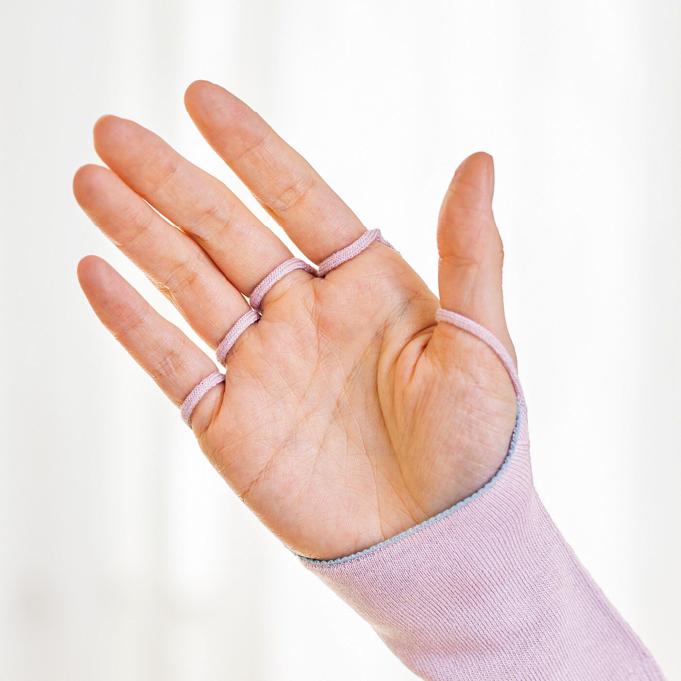 フェリシモの雑貨Kraso|クーフゥ　指と手のひらオープンで素手感覚　手の甲・手首を守るニットハンドカバーの会|指と手のひら側は覆われていないデザイン。