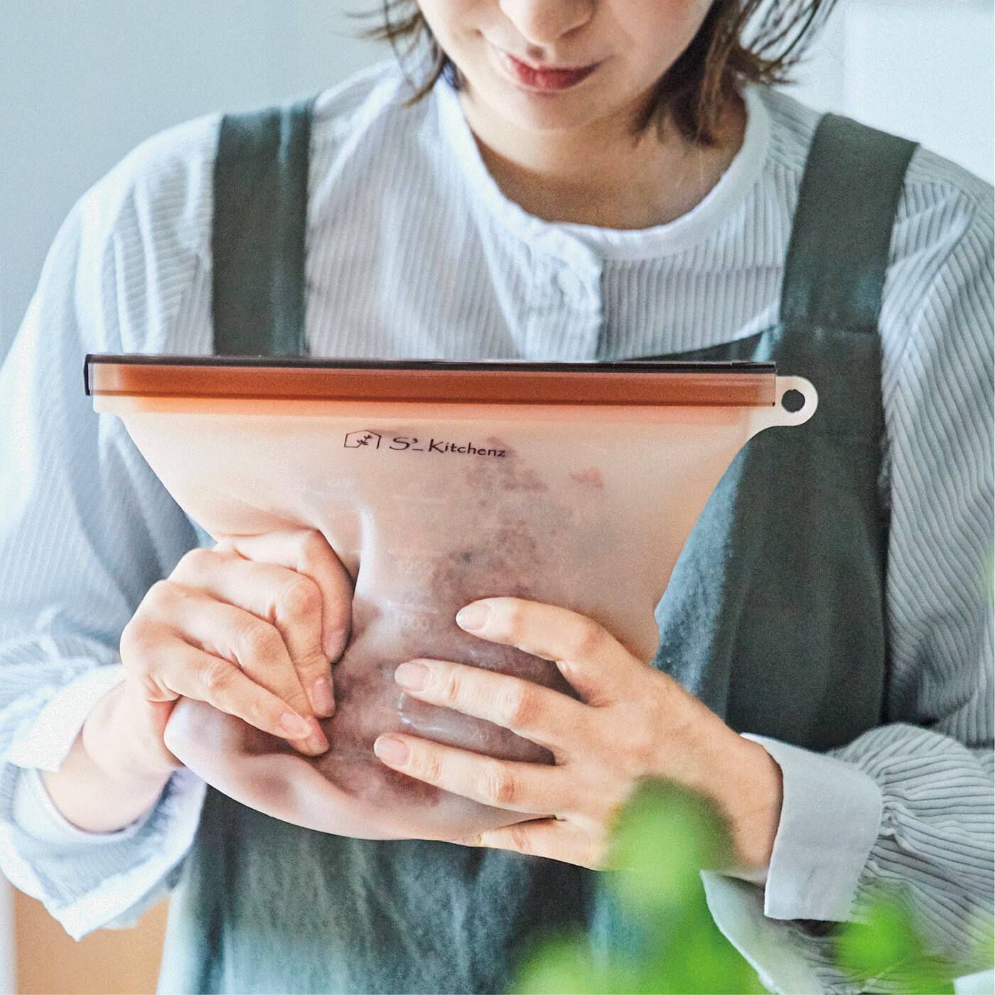 フェリシモの雑貨Kraso［クラソ］|エスキューブキッチンズ　加熱調理から冷凍保存まで何役もこなすシリコーンバッグ〈1.5L〉|つぶしたり、こねたり。手を汚さず調理できます。