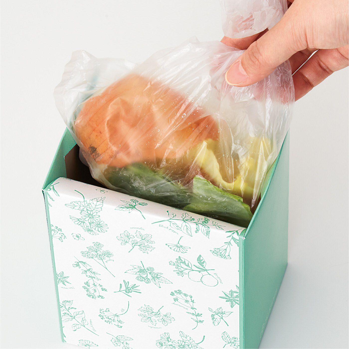 フェリシモの雑貨 Kraso|エスキューブキッチンズ　生ごみを凍らせてにおいを閉じ込める　冷凍庫ゴミ箱の会|押すと開きます。