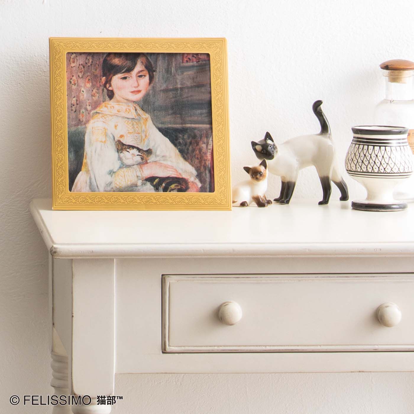 フェリシモの雑貨 Kraso|猫部×ミュージアム部　アートハンカチコレクション〈猫〉の会|ルノワール × キジ白猫　スタンド付きで立てても飾れます。