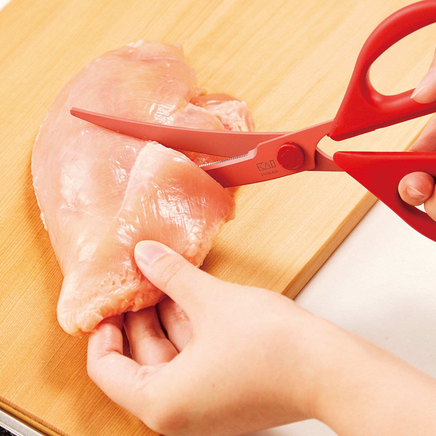 フェリシモの雑貨 Kraso|エスキューブキッチンズ　ギザギザ刃でお肉も野菜も　スムーズカット カーブキッチンばさみ|刃渡りが長く、ギザギザの刃で厚みのある鶏肉も切りやすい。
