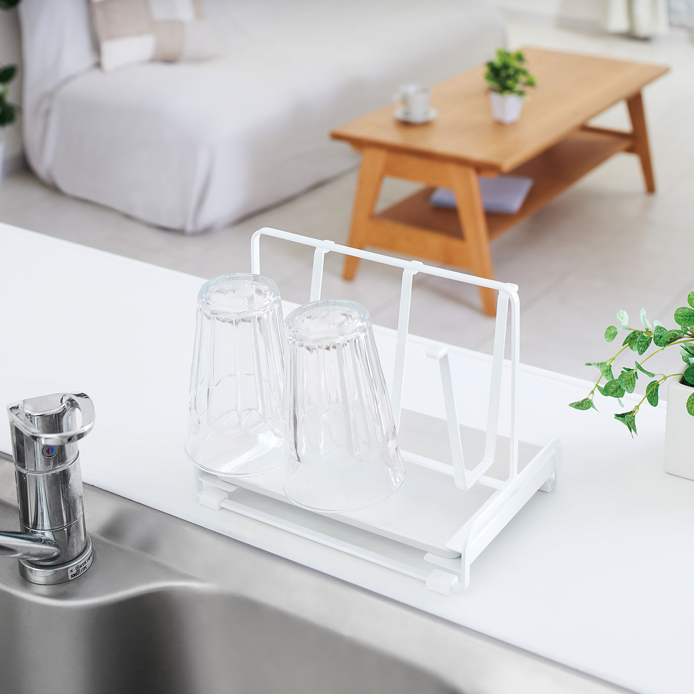 フェリシモの雑貨 Kraso|シンクまわりをすっきりきれいに　水受けトレイ付きグラス用水きりスタンド|グラス用の水きりスタンド