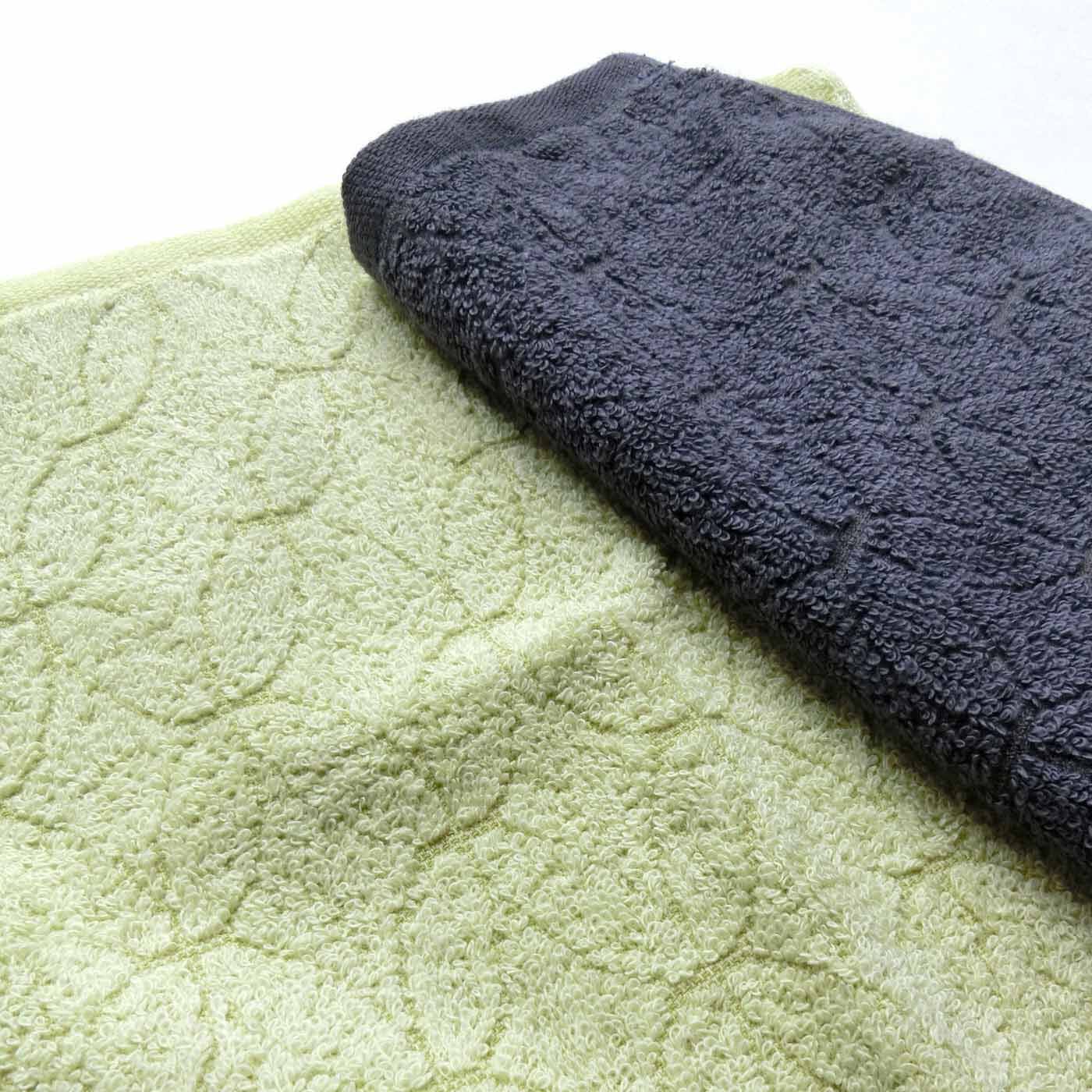 フェリシモの雑貨 Kraso|泉州のこだわりがギュッとつまった　「雫」ハンドタオル２枚セットの会|【水なす染め】紫の方は「皮」で、薄黄色の方は「実」で染めています。皮の紫、インパクト大。きれい！ 薄黄色の実の方……みずみずしさまで再現された絶妙な色は感動もの。水なすのフォルムが、洗練された幾何学模様になっているのも素敵。