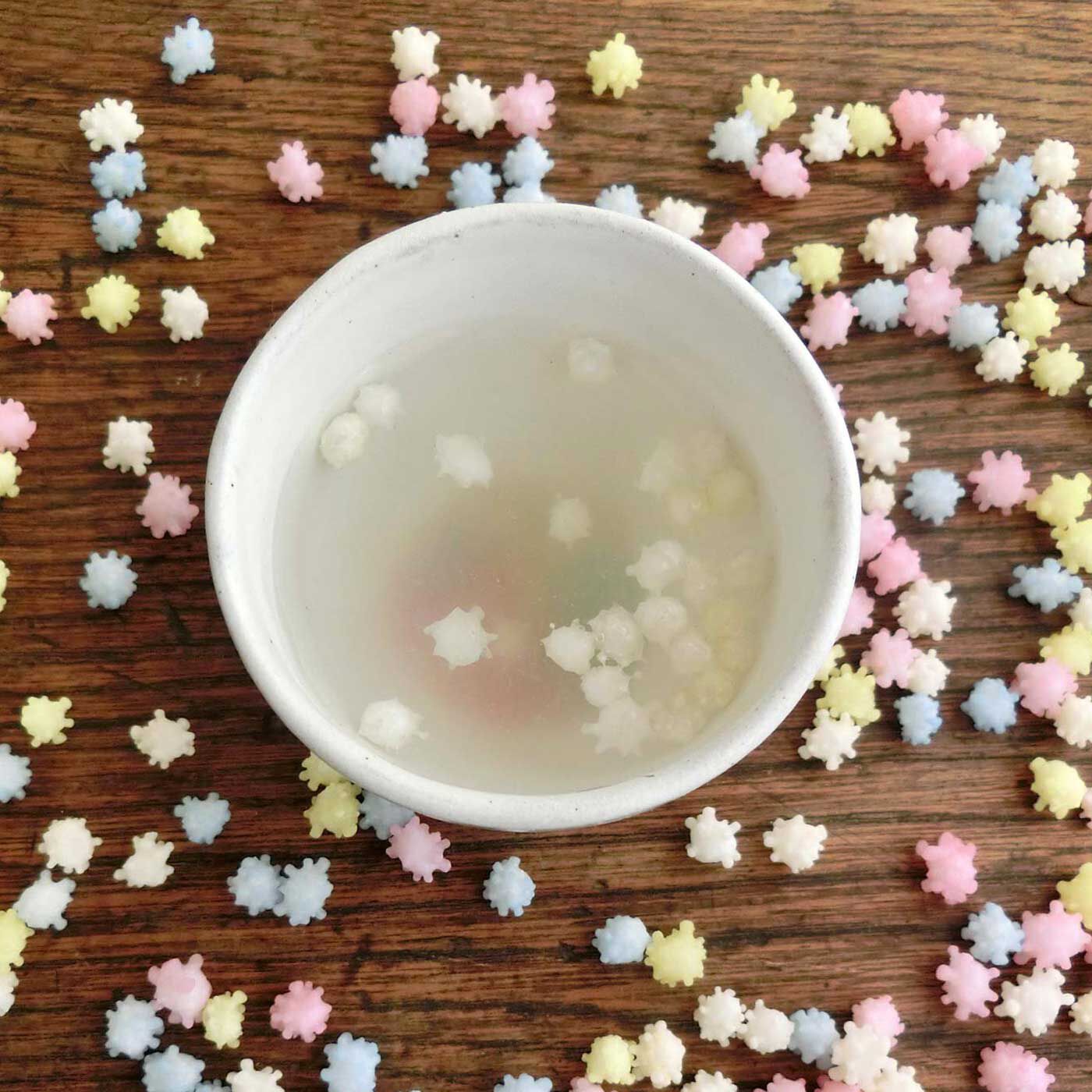 フェリシモの雑貨 Kraso|飲みものに浮かべる新潟のかわいい伝統菓子「浮き星」炭ミルク＆ミックス16|熱々のお湯を注げば、昔なつかしいような素朴な味わい。