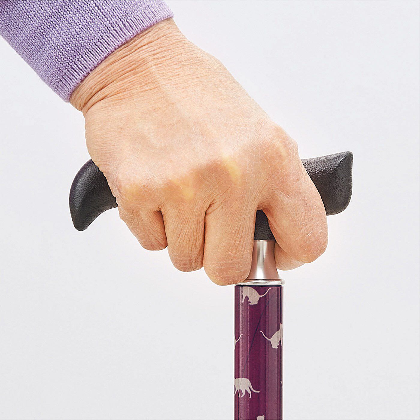 フェリシモの雑貨 Kraso|補助ハンドルで立ち上がりをサポート　室内用お助けステッキ|指に沿い握りやすいグリップ。ポールにはくびれがあり指の間に挟みやすい。