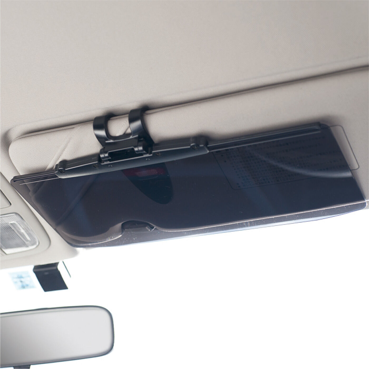 フェリシモの雑貨Kraso|日差しの入り込みを緩和しながら車内のUV対策　スライド式UVカットワイドバイザー|ロック機能で走行中の振動にも垂れ下がりにくい構造です。