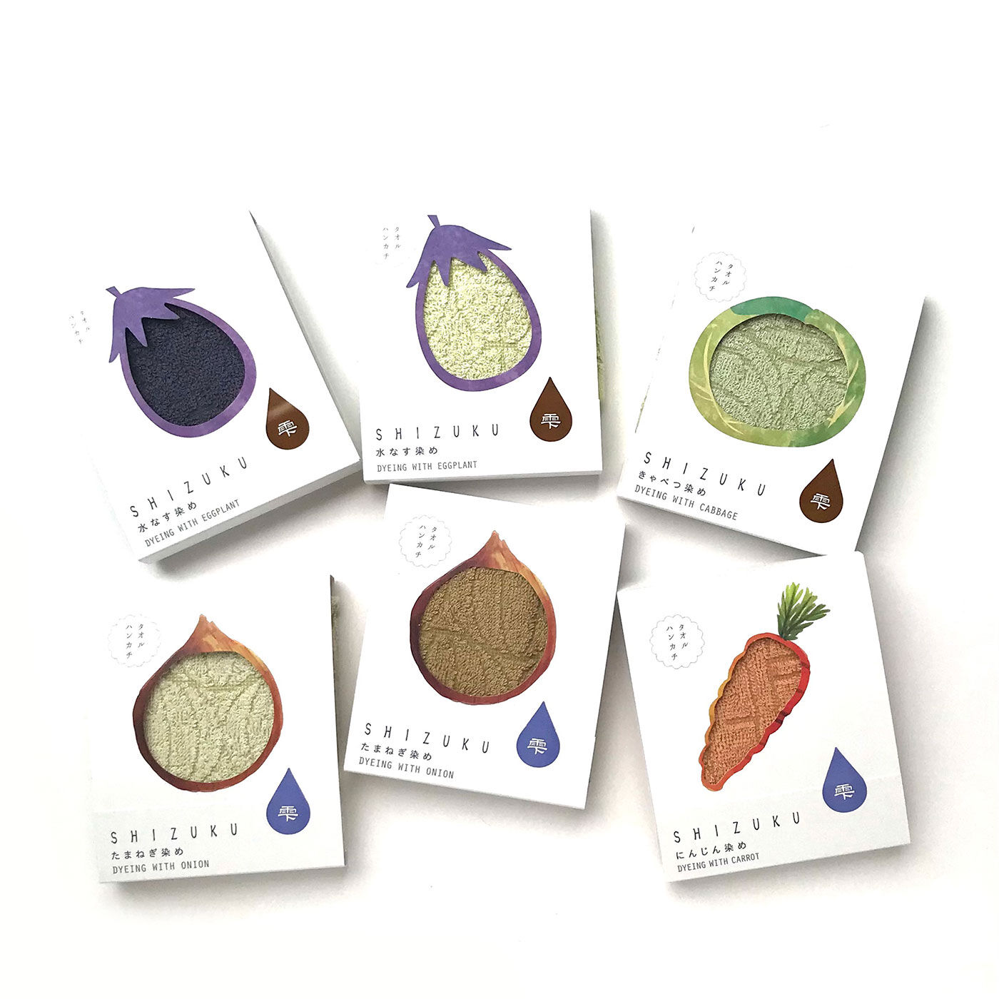 フェリシモの雑貨 Kraso|泉州のこだわりがギュッとつまった　「雫」ハンドタオル２枚セットの会|【泉州野菜のオールスターズがタオルに】袋谷タオルのファクトリーブランド「雫?SHIZUKU?」は、「水なす」「泉州たまねぎ」「松波キャベツ」「彩誉にんじん」など、泉州産の野菜の実や皮から抽出した天然染料でタオルを染めています。地場産業である農業と泉州タオルをコラボレーションさせる取り組みです。しかも、しかもそれらは、傷や形が不揃いで販売に不向きなものや、「にんじんジュースの搾りかす」など、さまざまな理由から廃棄になる野菜たち。袋谷タオルの代表は「業種間の垣根を超えて、一緒にアイデアを出し合いながら、新しい価値を生み出していくことは、とても刺激的で楽しいですね。このようなアプローチを通じて、泉州地域の素晴らしさが全国に広がる機会へとつながってほしいと考えています。」と語ります。