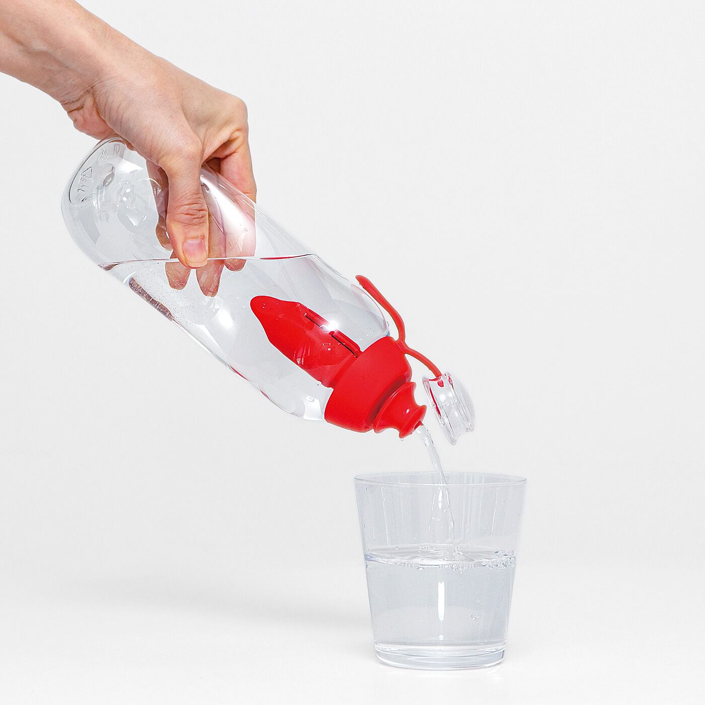フェリシモの雑貨 Kraso|UP.de　いつでもどこでもおいしい水が飲める　携帯用浄水ボトルの会|水はボトルから直接吸って、もしくは本体をギュッと押して飲んでください。