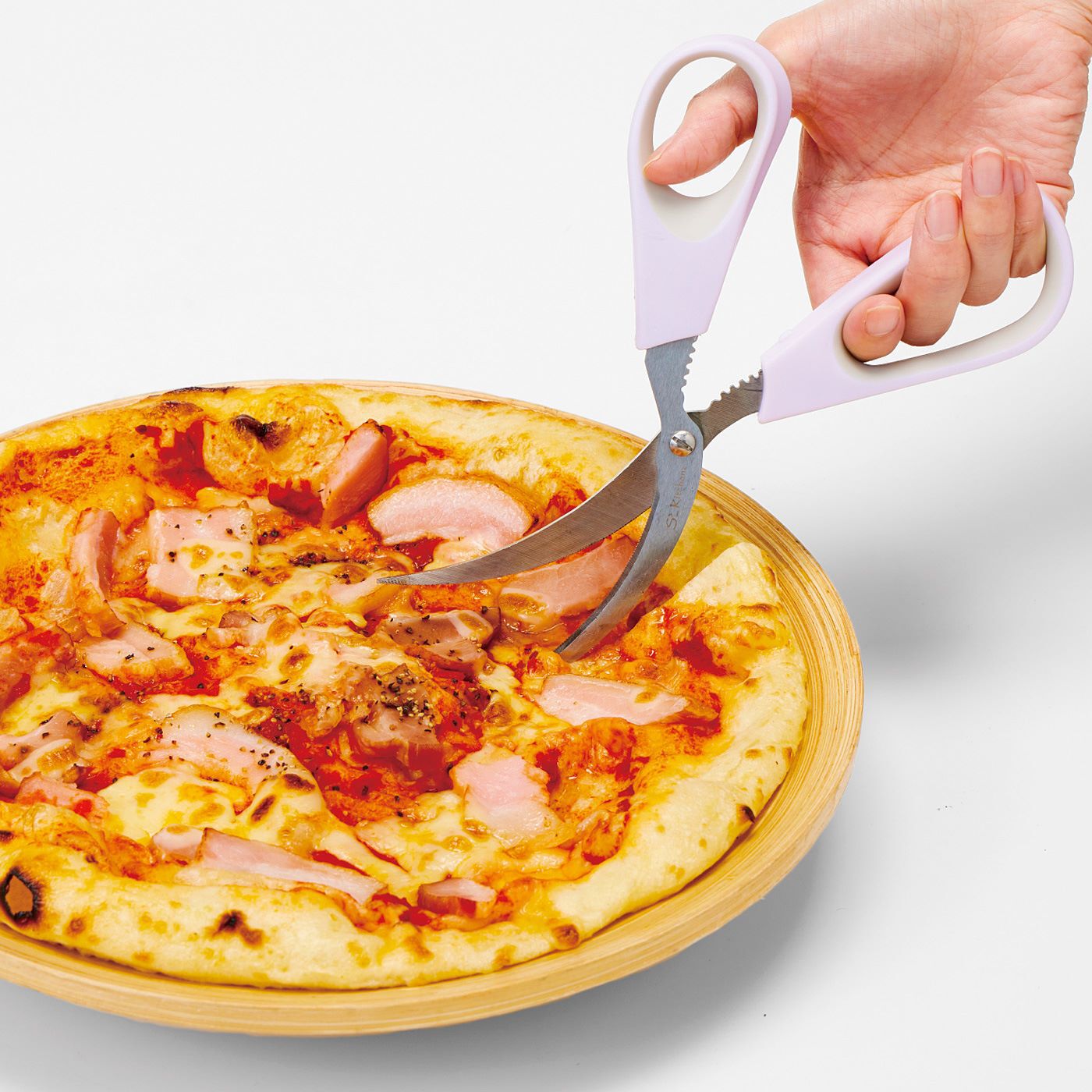 フェリシモの雑貨Kraso|エスキューブキッチンズ　お肉も野菜も逃さずつかんでスムーズカット　かわいいカーブキッチンばさみ|刃がカーブしているので、ピザなどもお皿の上で切りやすい。