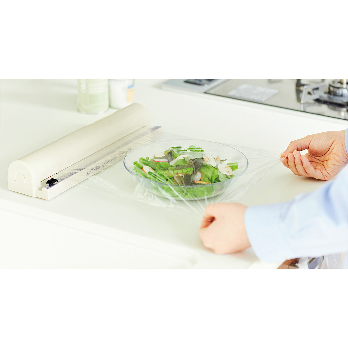 フェリシモの雑貨 Kraso|エスキューブキッチンズ　スライドするだけできれいに切れる　ラップカッター|1．ラップを引き出してお皿の上にかけます。
