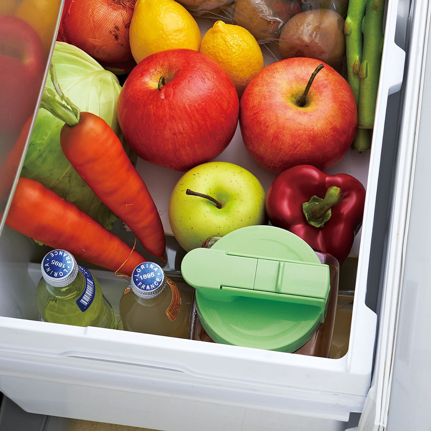 フェリシモの雑貨Kraso|たっぷり冷やして楽しいティータイム　冷蔵庫にすっきり収まる角形ピッチャー|野菜室にも収納OK。グリップ付きで取り出しやすい。