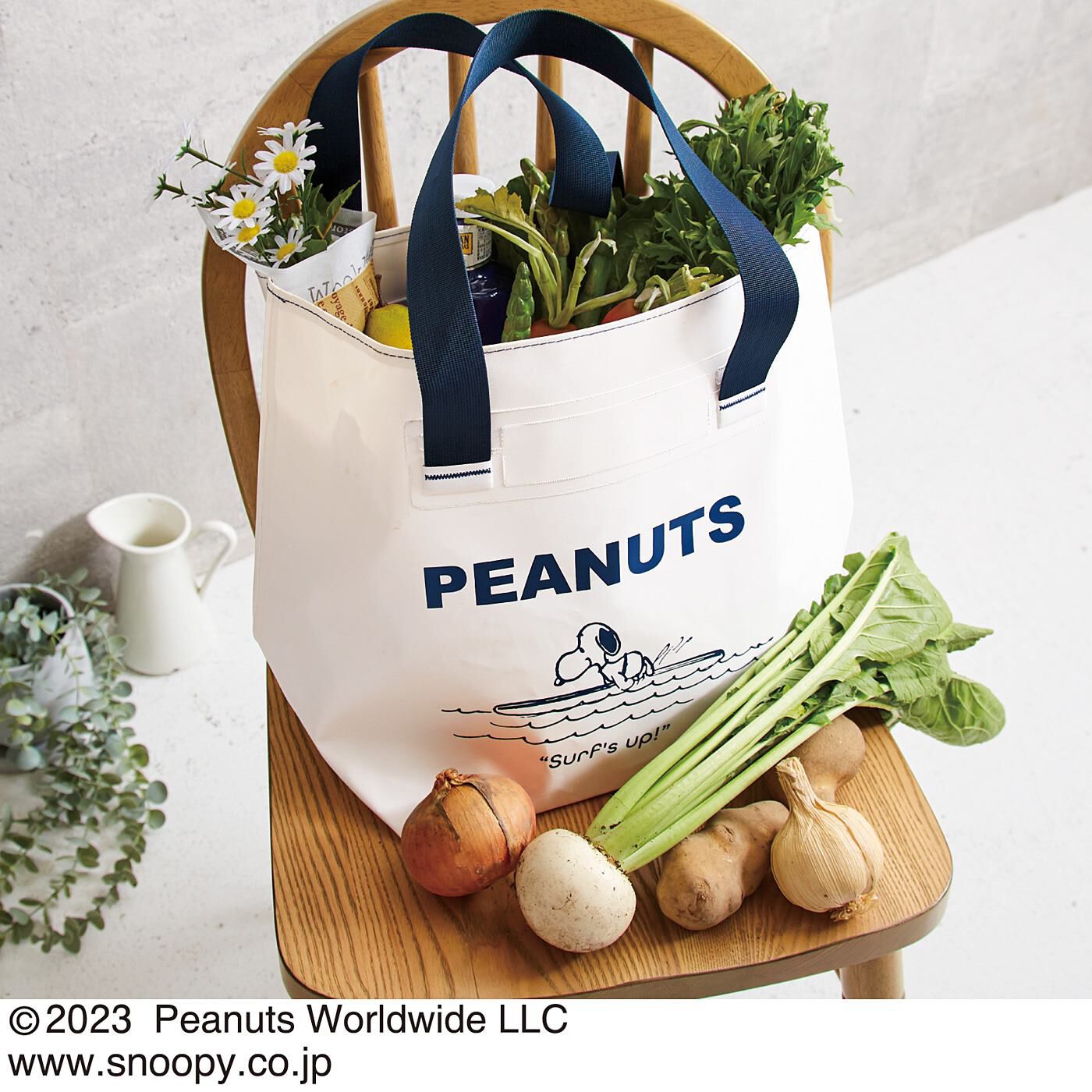 フェリシモの雑貨 Kraso|PEANUTS　スヌーピー　ザブザブ洗える　レジャー編トートバッグの会|土のついた採れたて野菜もそのまま気軽に入れられます。