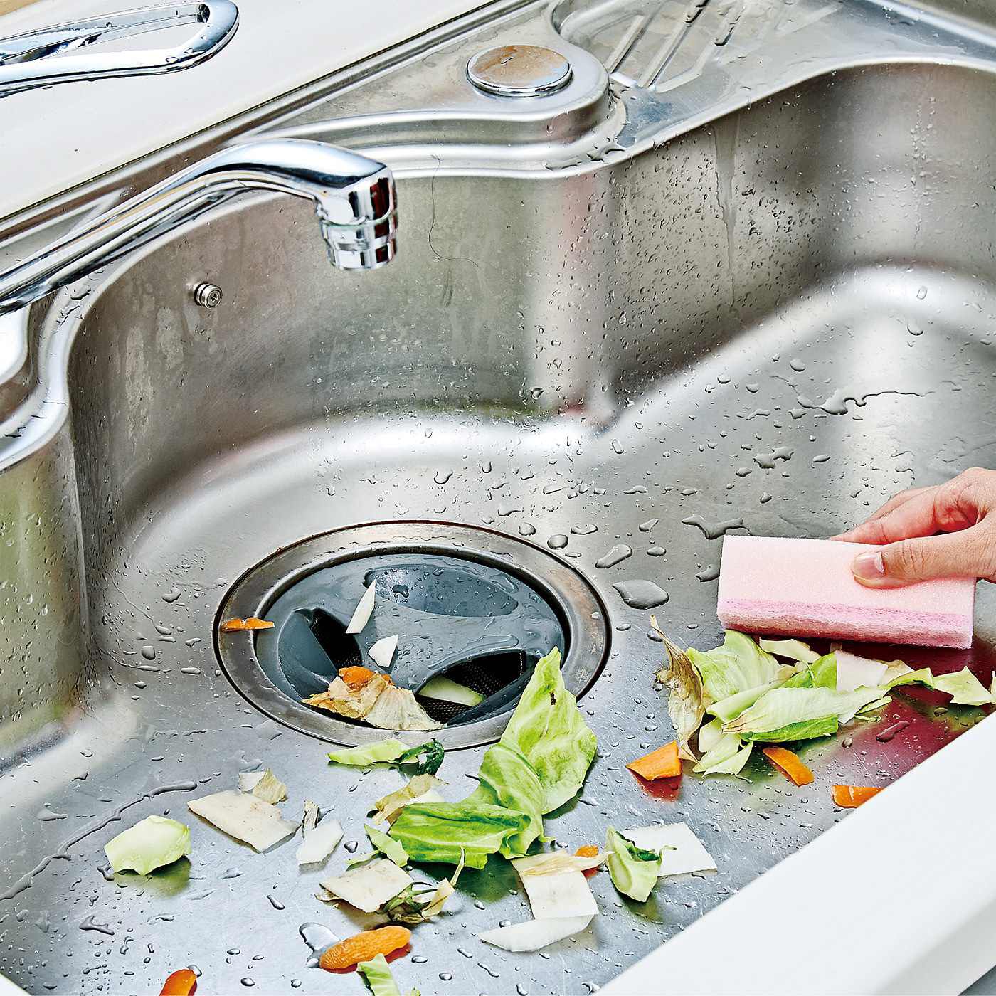 フェリシモの雑貨Kraso|汚れを落としながら週1回のピカピカコーティング　キッチンシンク撥水（はっすい）スプレーの会|HOW TO 1．シンクのゴミやほこりを取り除く。