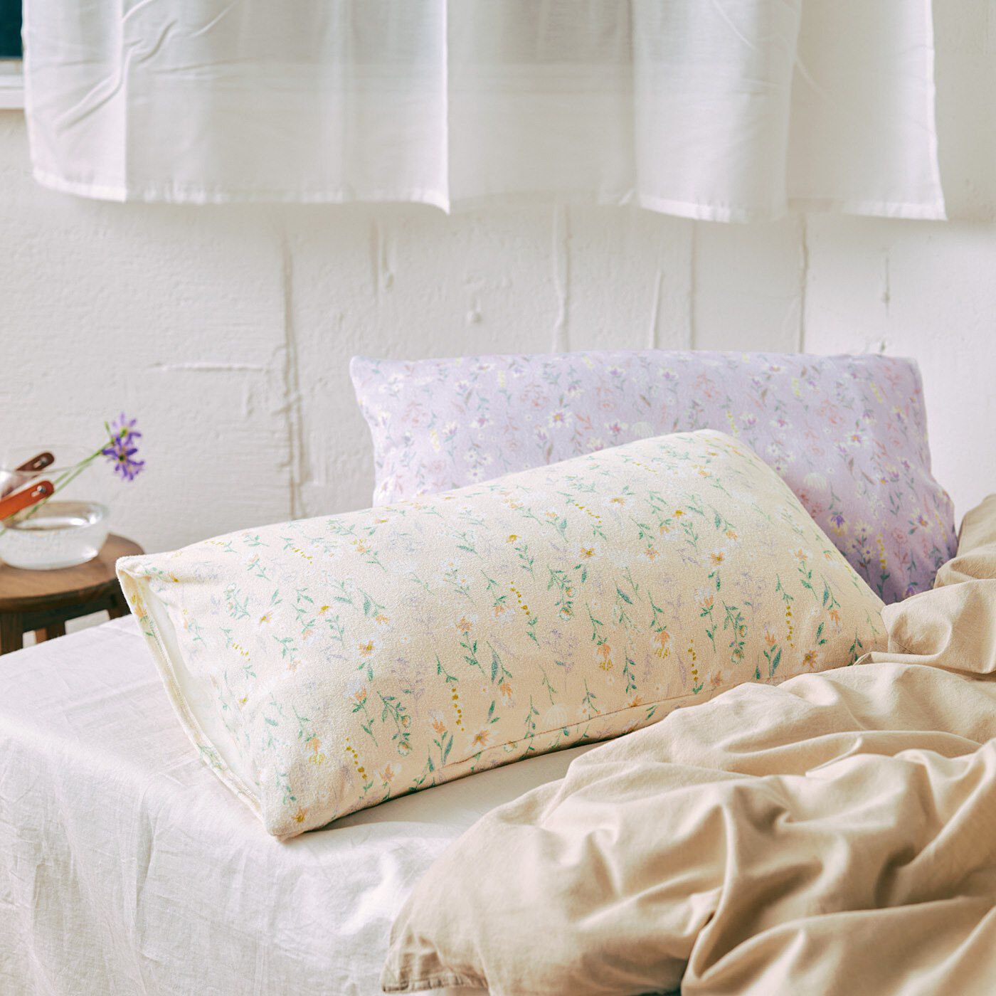 フェリシモの雑貨 Kraso|クーフゥ　心地よい肌あたりで軽やかに舞う花々に包まれる ぴったりフィット さらりパイルの枕カバーの会|寝室にやさしくなじむデザインで、くつろぎの眠りを。