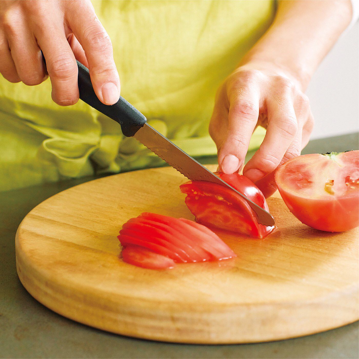 フェリシモの雑貨 Kraso|シルムッカ　食材をスライスしたくなる美しい切れ味　トマトベジタブルナイフ|皮の薄いトマトが、驚くほどきれいに切れます。