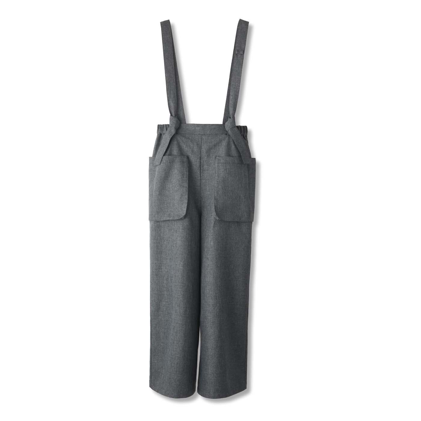 フェリシモの雑貨 Kraso|UP.de　着られるバッグ はたらきもののポケットいっぱい サロペットパンツの会|〈グレー〉　サスペンダーはベルトループにくくりつけて長さ調節可能。取り外して着用することもできます。