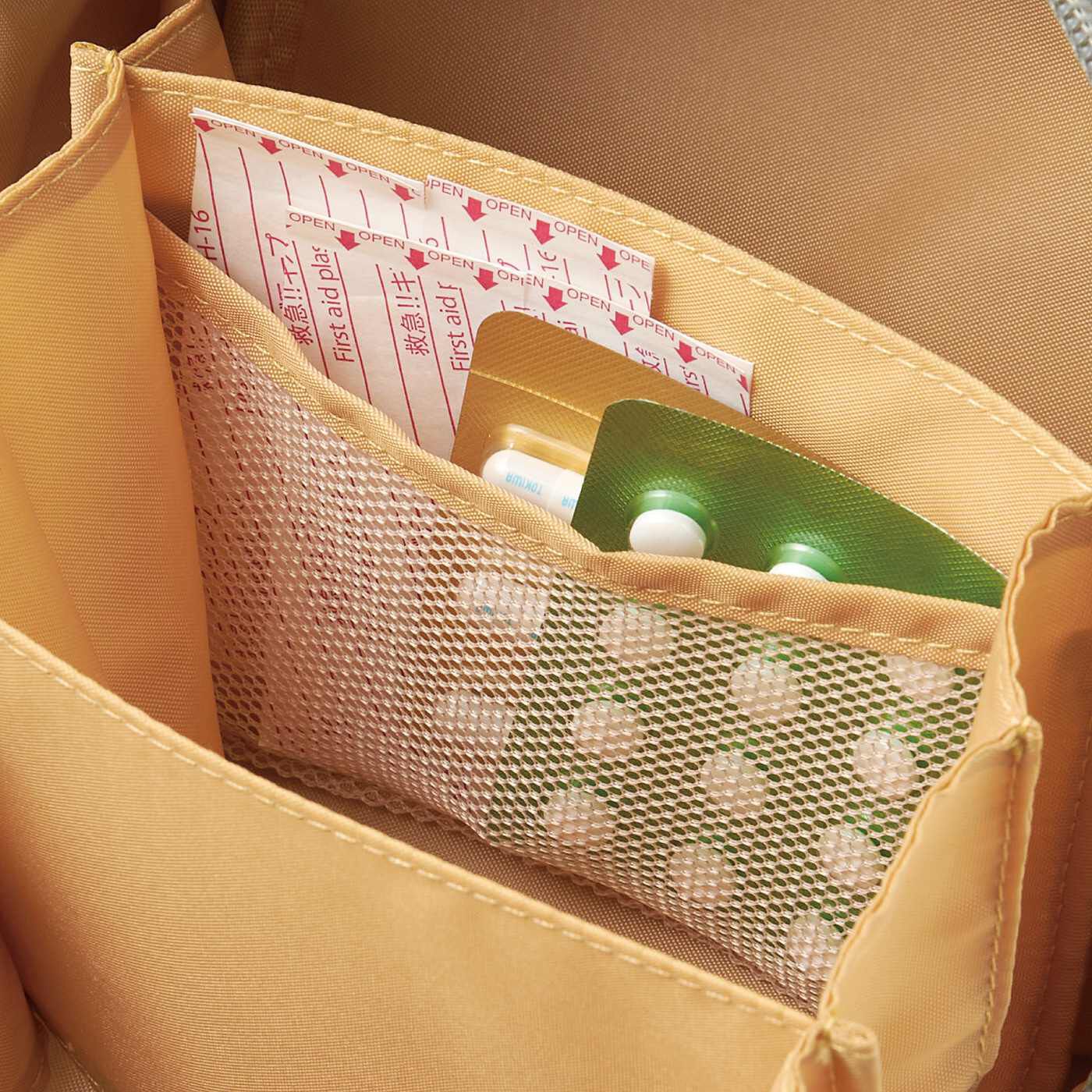 フェリシモの雑貨 Kraso|処方箋袋がきれいに片づいて　見つけやすい　せり上がりお薬箱ポーチ〈タータンチェック〉の会|内側のメッシュポケット　忘れてしまいがちな余ったお薬を、ここで見える化。