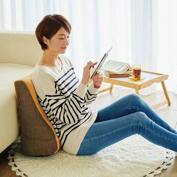 フェリシモの雑貨Kraso［クラソ］ | 枕にもなる壁置きくつろぎ クッション〈ベージュ〉