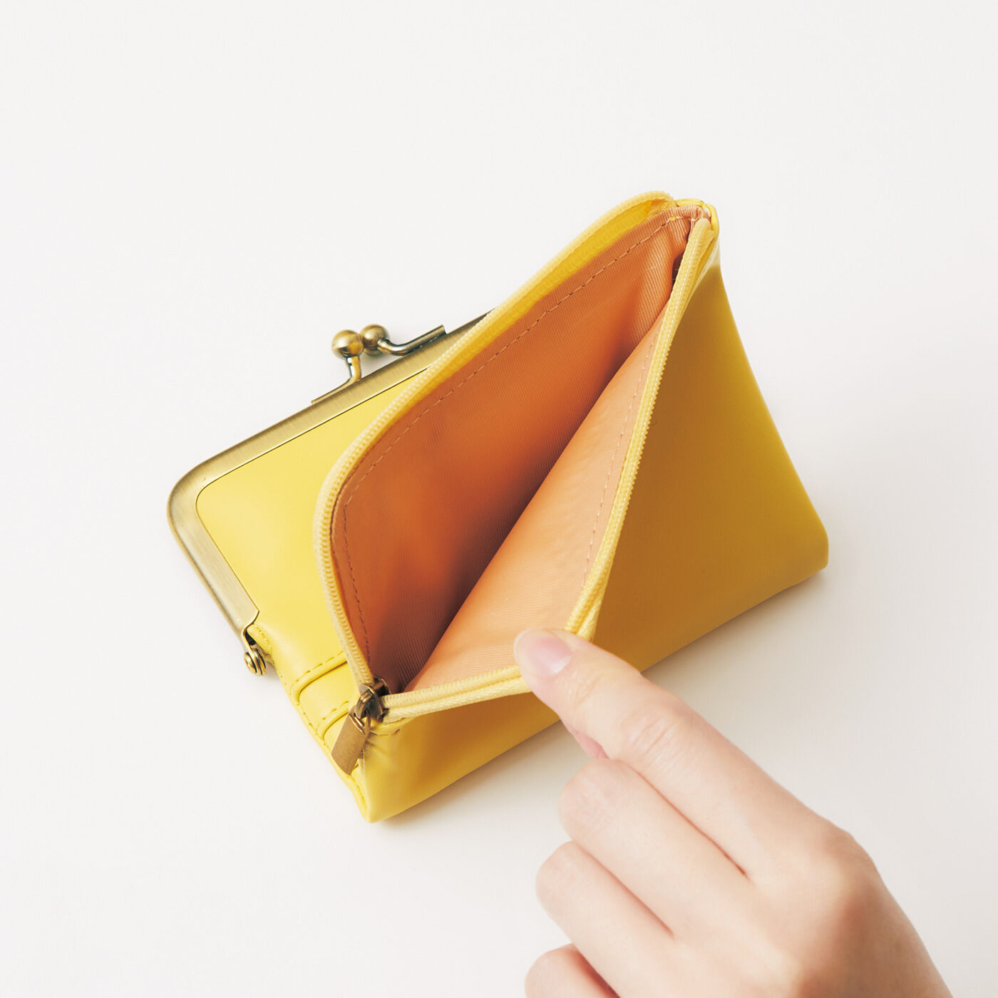 フェリシモの雑貨 Kraso|がま口とL字ファスナーが魅力　しあわせたんぽぽ色の手のり財布|L字ファスナーにはポイントカードやレシートを入れて。