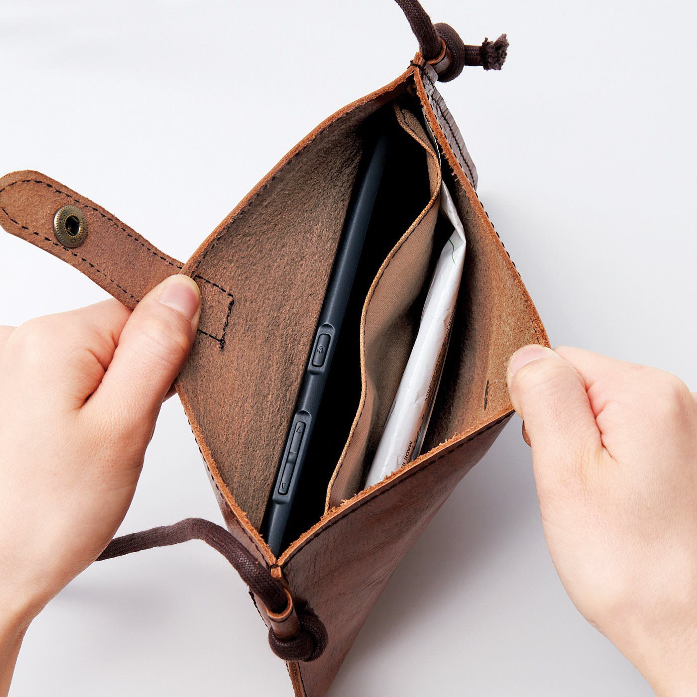 フェリシモの雑貨Kraso［クラソ］|必需品だけサッと収納！　ヴィンテージ感あふれる 本革ミニマムポシェット〈ヴィンテージブラウン〉|内側にポケット付き。