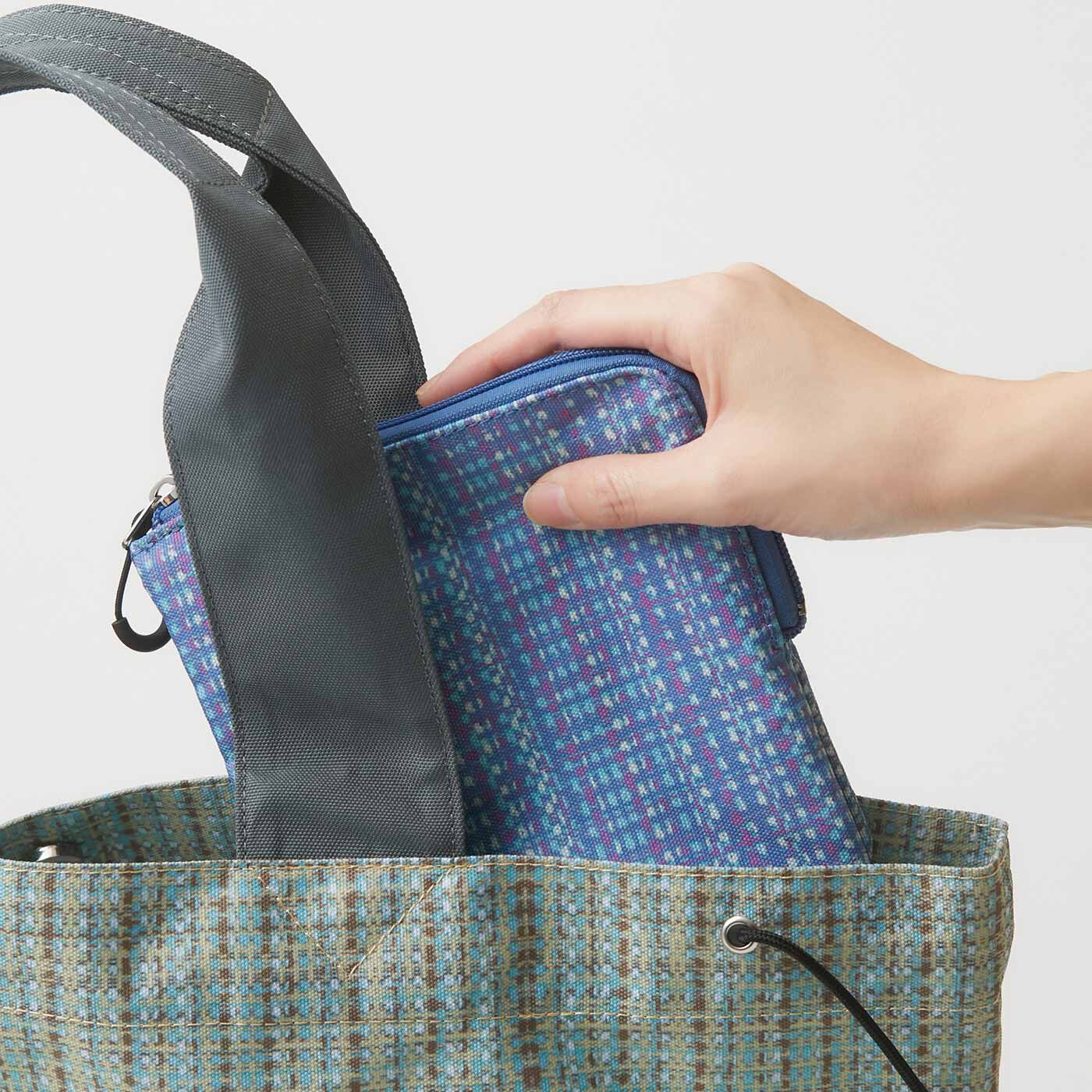 フェリシモの雑貨 Kraso|UP.de　はっ水仕立て ポケット感覚で使いたい 仕分け上手なスクエアポシェットの会|ショルダーストラップを外してバッグインバッグにも。