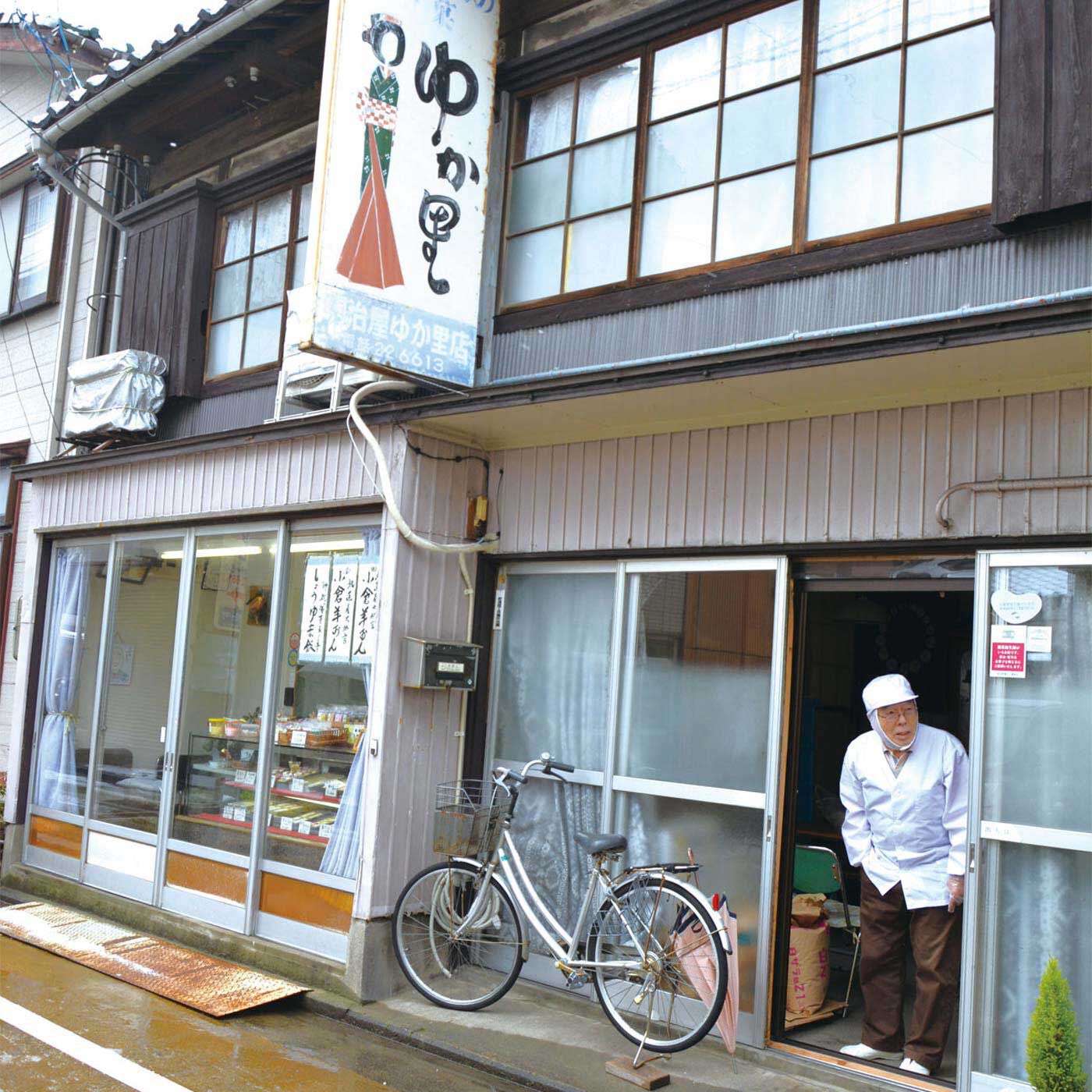 フェリシモの雑貨 Kraso|飲みものに浮かべる!?  新潟で115年続く　かわいい伝統菓子「浮き星」8種類ギフトセット|お店の看板にもありますが、「浮き星」のもともとの名まえは「ゆか里」。お店から外をのぞいているのが、つくり手の小林さん。昔は「ゆか里」をつくるお店は何軒もあったけれど、年々売れ行きは減少し、同じようなつくり方でつくれる職人は、新潟市ではとうとう小林さんたったひとりに（約5年前）。どうなる「ゆか里」！？そして「ゆか里」は、なぜ「浮き星」になったのか！？