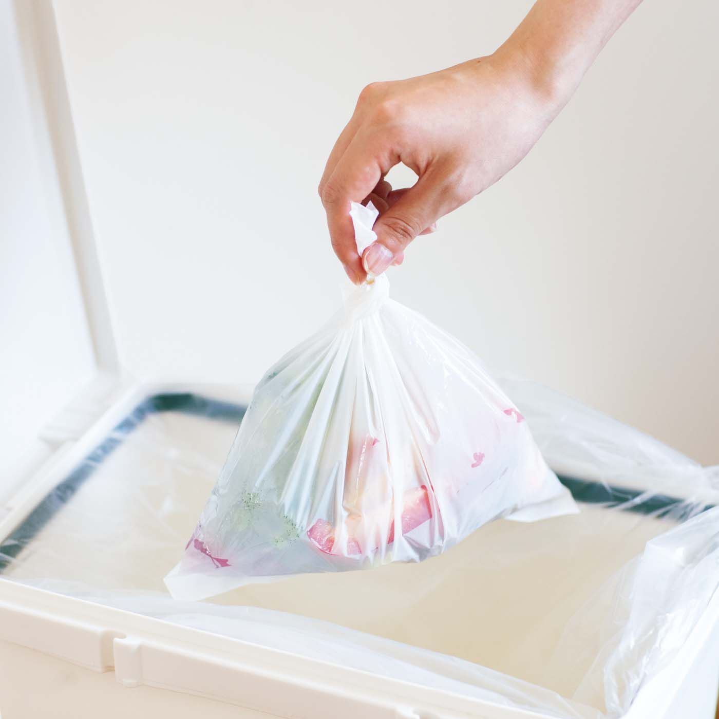 フェリシモの雑貨Kraso|1/d MINI GARBAGE BAGS　ミニごみ袋（詰め替え用）の会|ごみ捨ての日までニオイをぎゅっと閉じ込めます。