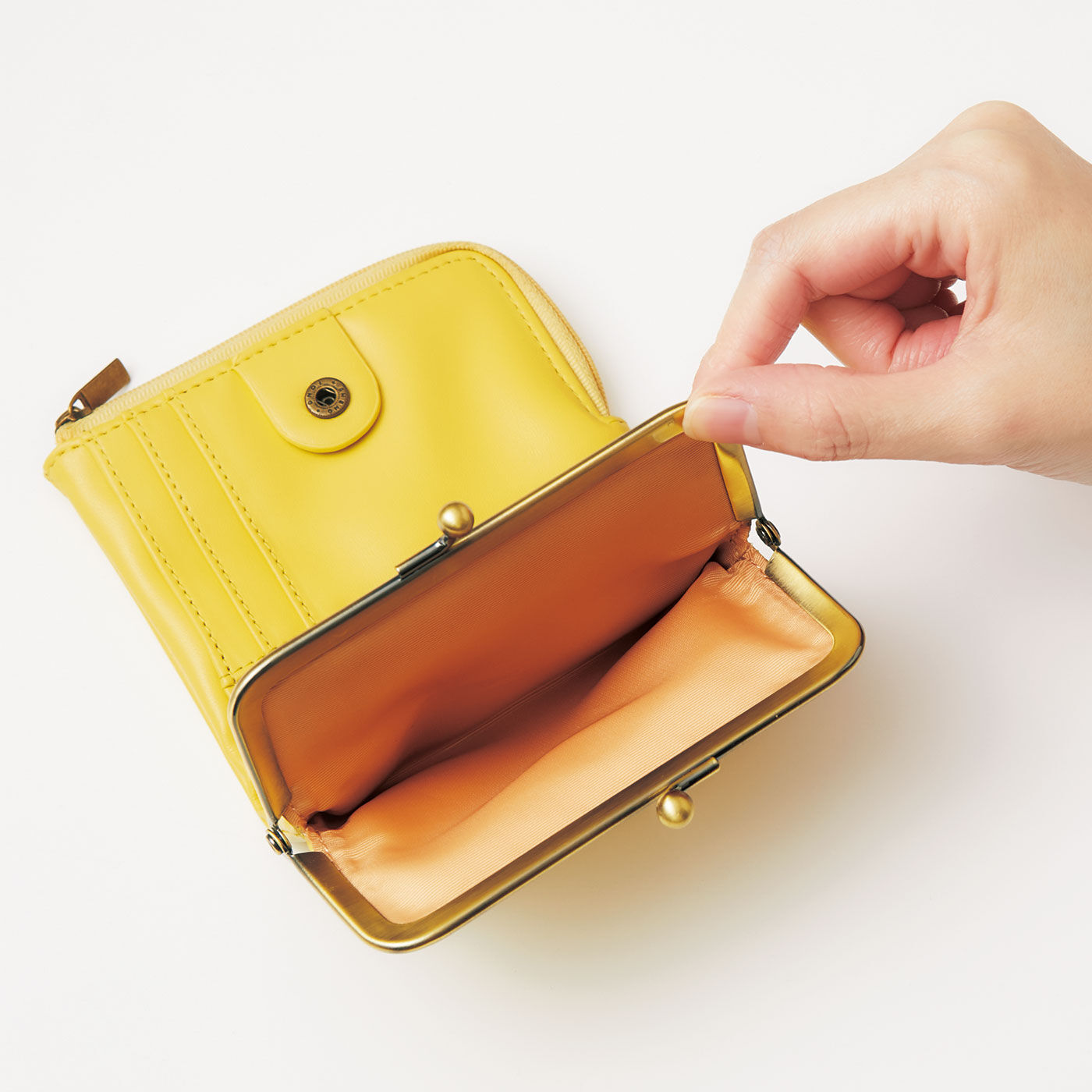 フェリシモの雑貨 Kraso|がま口とL字ファスナーが魅力　しあわせたんぽぽ色の手のり財布|大きく開くがま口で硬貨を見えやすく。
