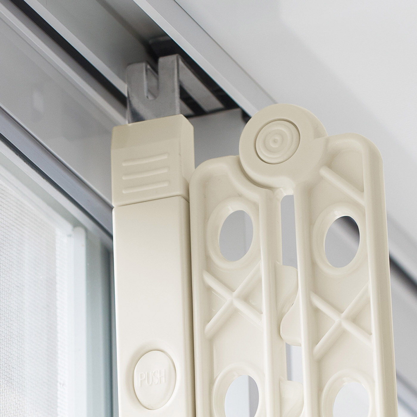フェリシモの雑貨Kraso|窓辺にパッと部屋干しスペース サッシに差せるハンガーの会|レールと窓枠の間のすき間に差し込むだけ。