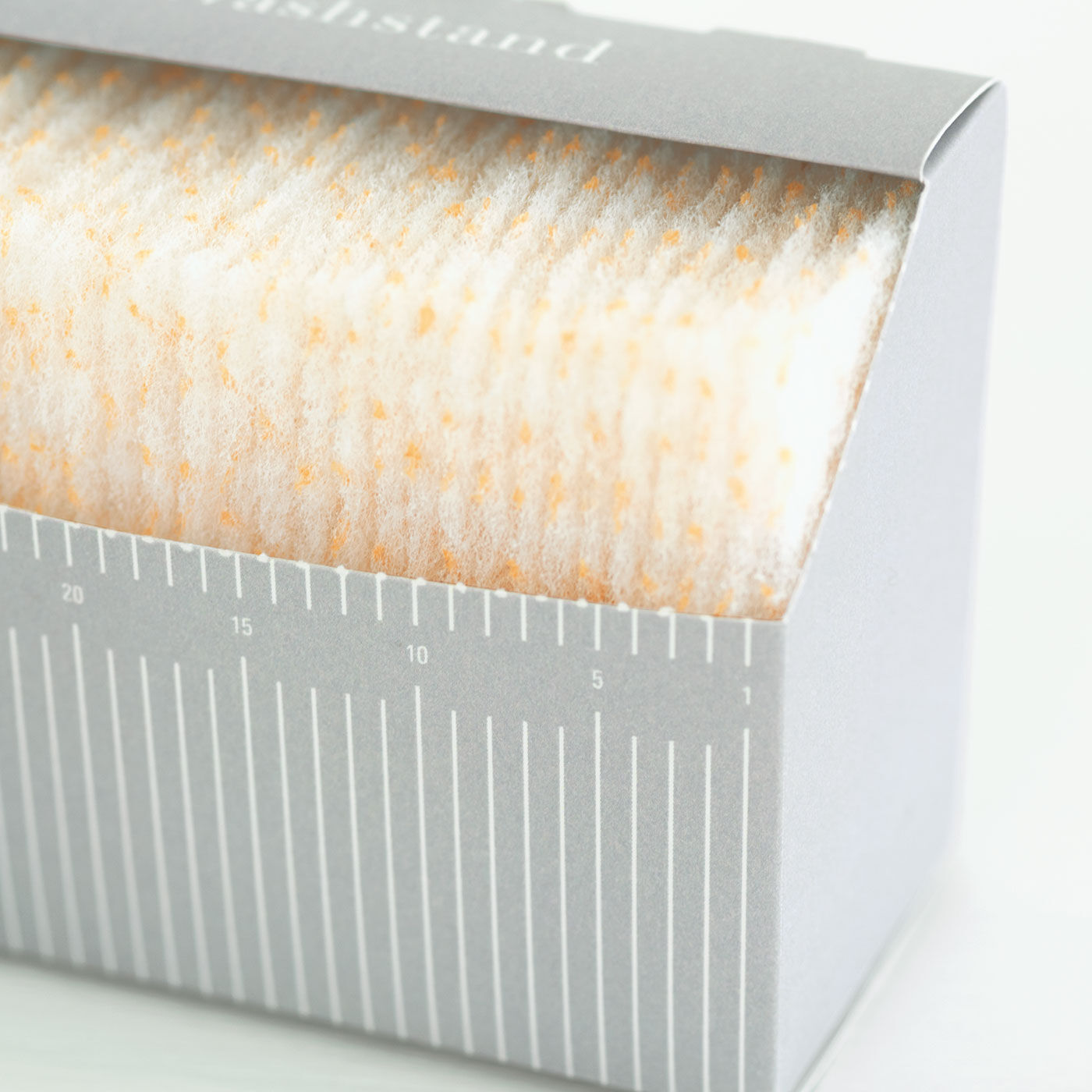 フェリシモの雑貨Kraso|1/d for Washstand 洗面台用ミニワイプの会|すき間に合わせて縦にも横にも置ける形状です。1ヵ月使い切りの30枚セット。
