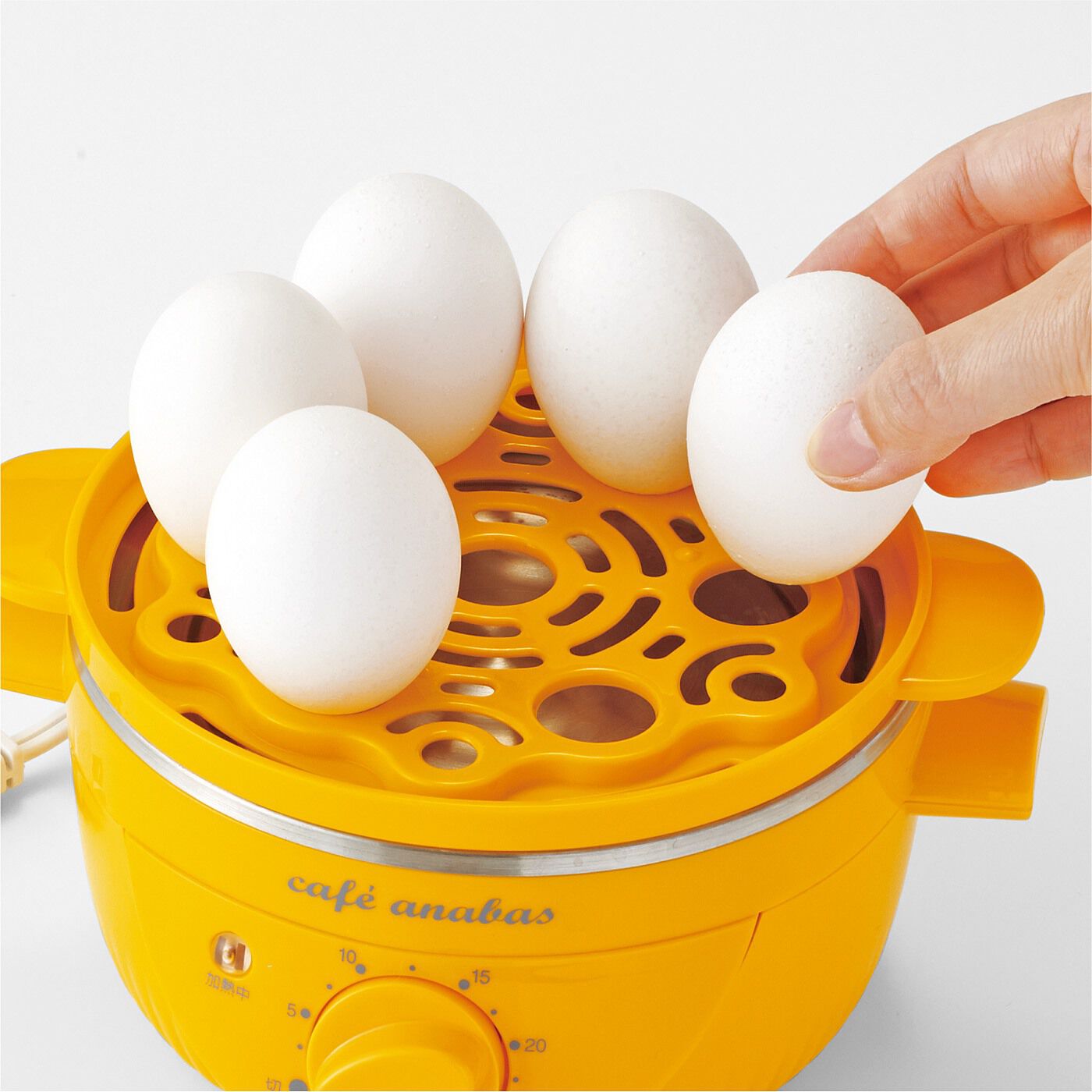 フェリシモの雑貨Kraso|ゆで卵も蒸し野菜も作れる　簡単タイマー付き蒸し器|2．トレイに卵をのせます。※最大7個のゆで卵ができます。