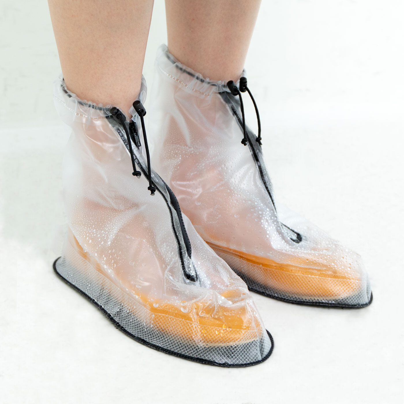 フェリシモの雑貨Kraso|靴を雨や泥から守る　たたんで持ち歩けるシューズレインカバー〈透明〉|※画像はMサイズ。