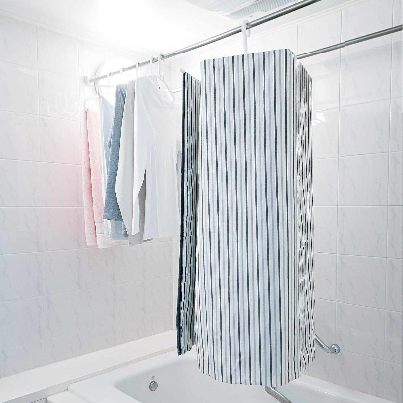 フェリシモの雑貨 Kraso|くるくる通すだけでシーツやバスタオルを省スペースで干せるラウンドハンガーの会|浴室や室内干しのスペース効率が大幅にアップ。