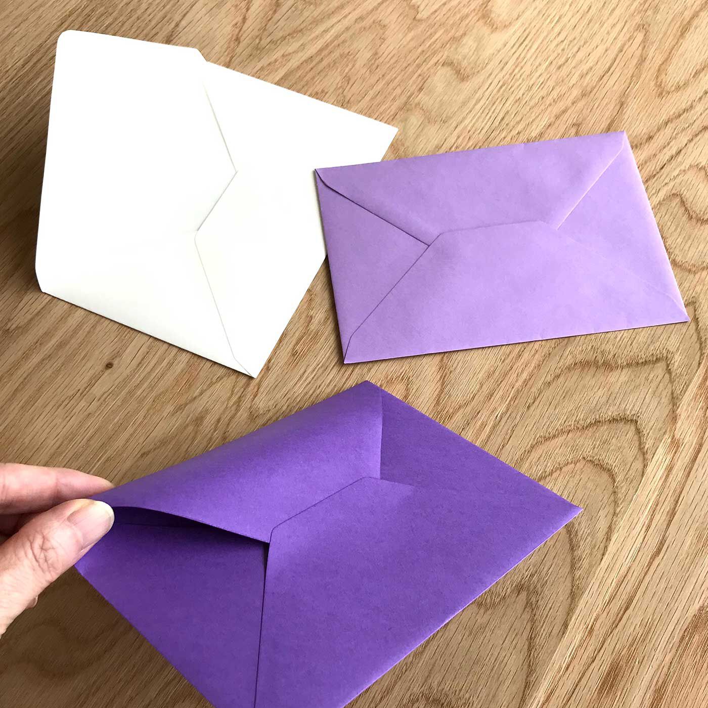 フェリシモの雑貨 Kraso|オリジナルクラウンミル　ベルギーのカラー封筒２０枚セット|この封筒の最大の特徴は「ダイヤ貼り」と呼ばれる、三角形になっているふた部分。ふたの先を画像のように中に入れ込むことができるので、手渡しの時などはハサミを入れずに開封できます。※郵送する場合は、ふたを外側に出してしっかり糊付けしてください。