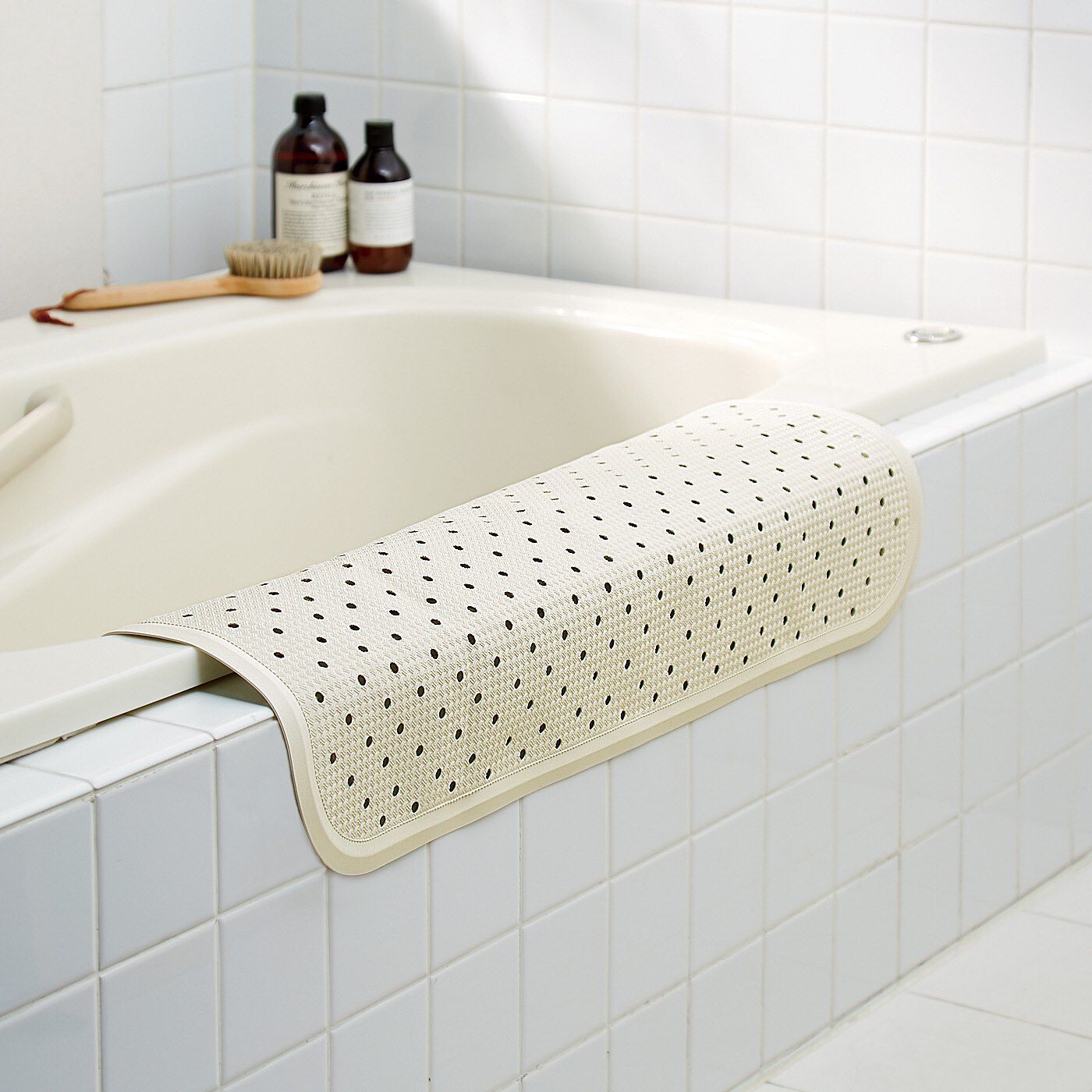 フェリシモの雑貨 Kraso|たっぷりの吸盤で滑り予防！　浴槽マット〈ホワイト〉|手を掛けた時に滑りやすい、浴槽のふちにも。※取り付け後、吸盤が完全に吸着し、しっかり固定されていることを必ず確認してください。