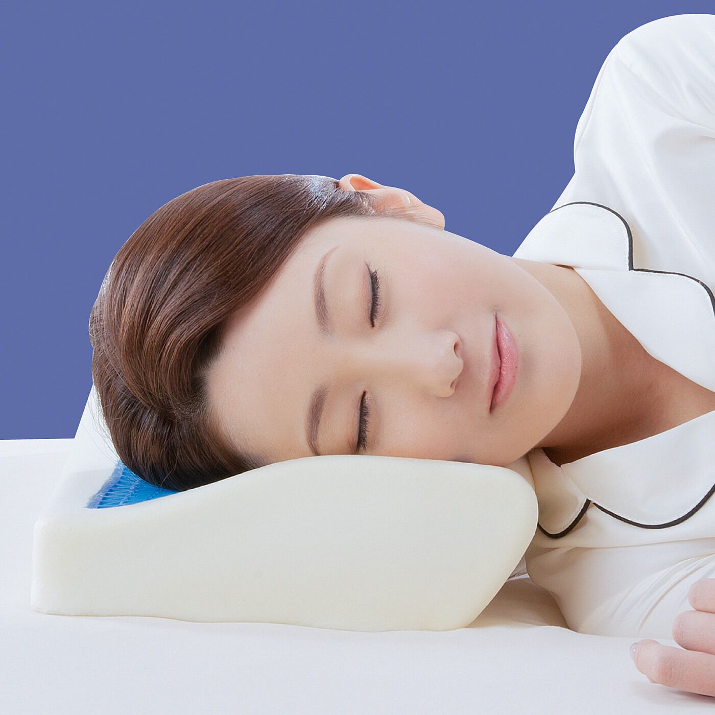 フェリシモの雑貨 Kraso|ゲルと低反発のダブル使いで体圧分散　快適な眠りをサポートする３D形状ゲル枕|寝返りもしやすく、横向きに寝ても快適♪ 適度な硬さと高さで頭部が沈み込みにくく、寝返りもしやすい。