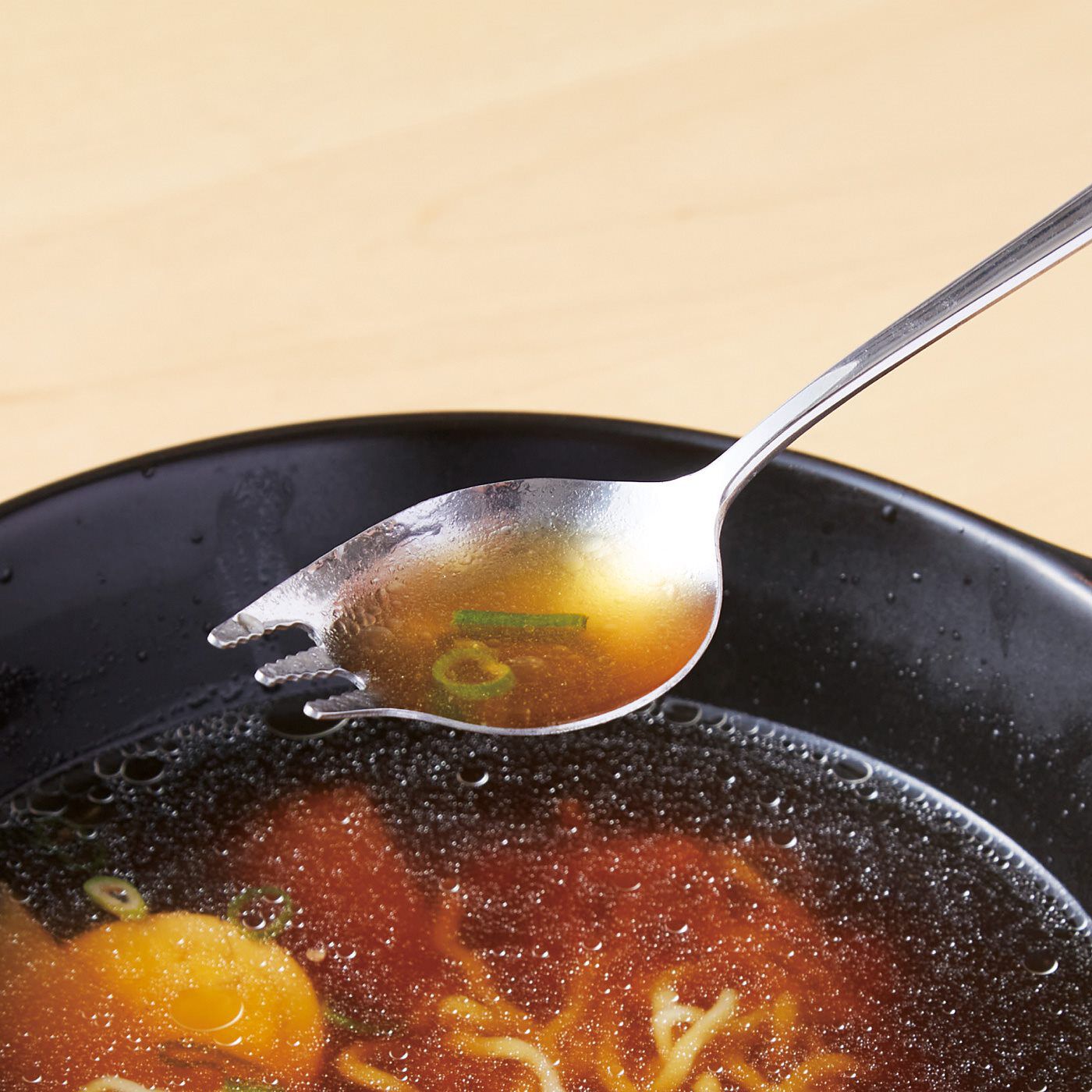 フェリシモの雑貨 Kraso|麺もスープもこれ１本で食べやすい　ユニークな形のラーメンスプーン〈2本セット〉の会|スープもしっかり味わえます。