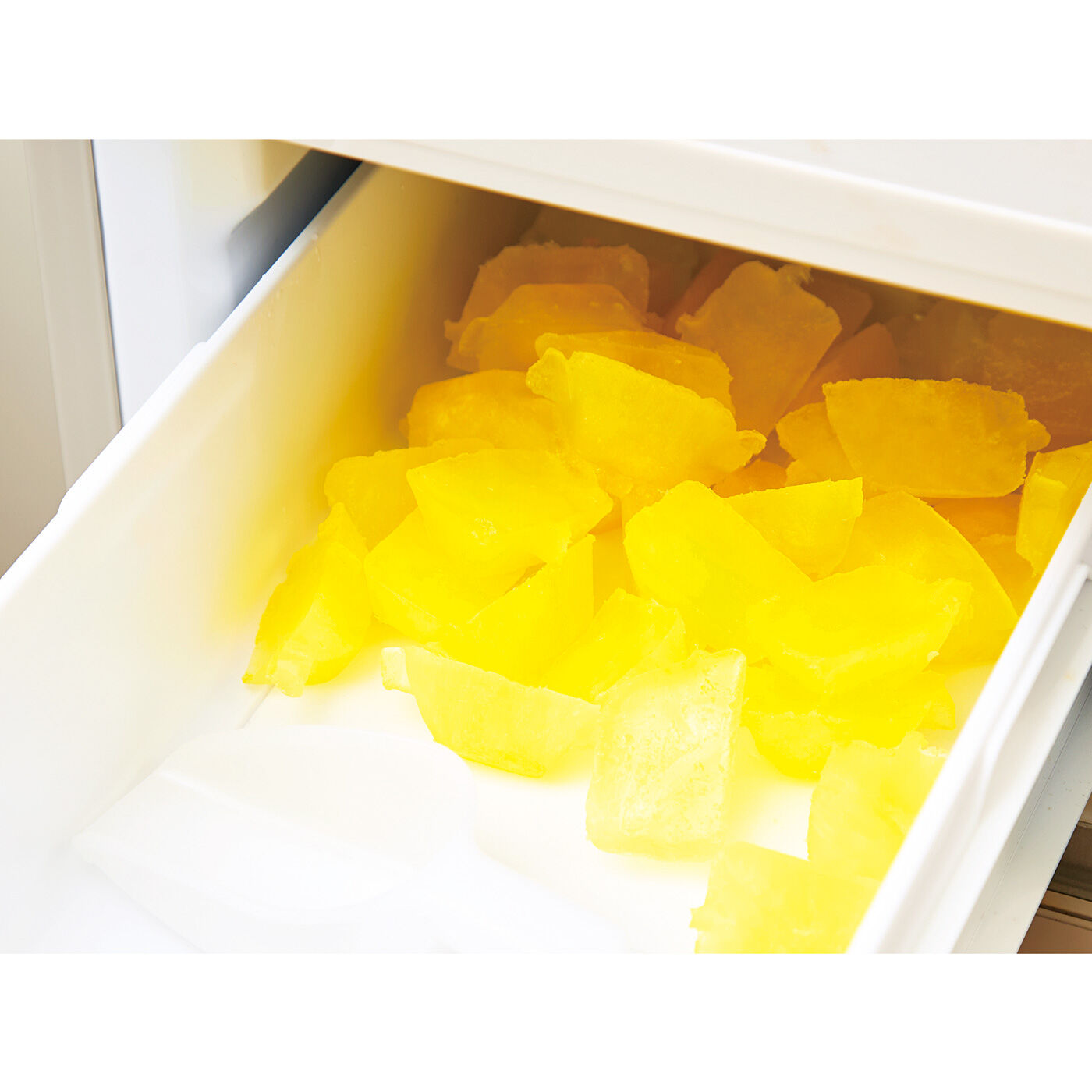 フェリシモの雑貨 Kraso|自動製氷機の中までお手軽除菌　フレッシュイエローのクリスタルアイスの会|氷が黄色の間は洗浄中。