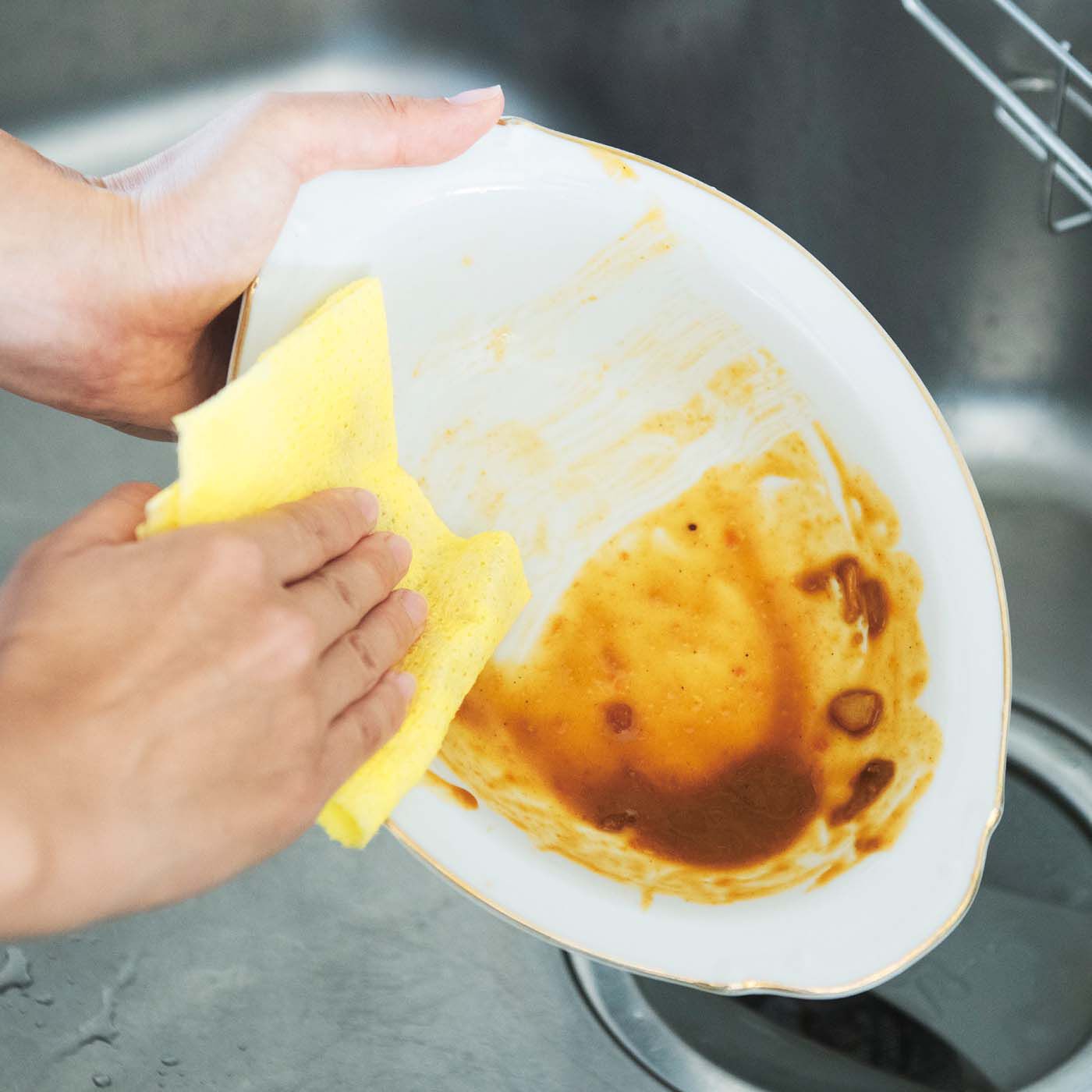 フェリシモの雑貨 クラソ|1/d after Curry ペーパースポンジの会|皿に残ったカレーをサッとふき取れば、食器洗いがらくちんに。