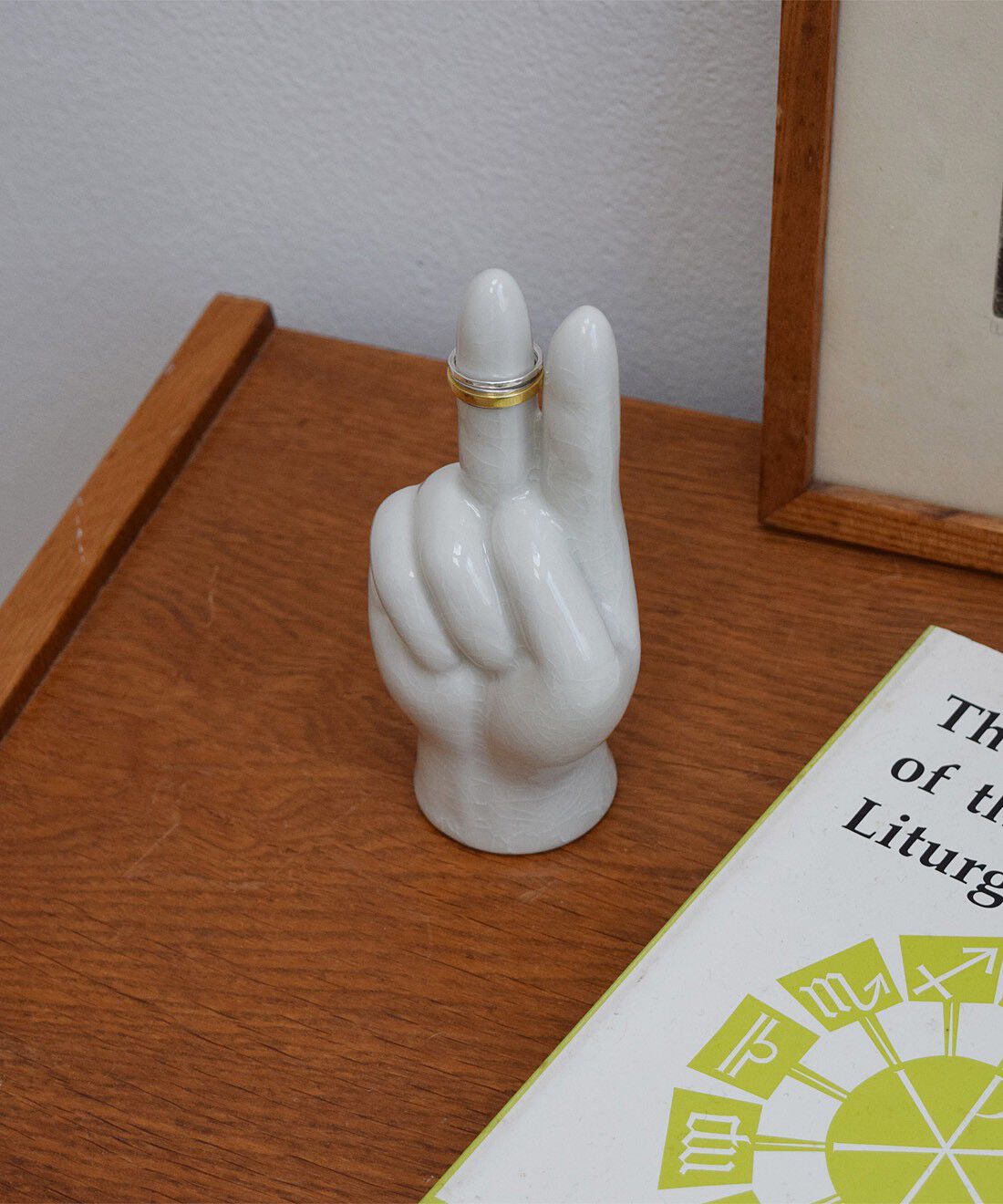 フェリシモの雑貨Kraso［クラソ］|ポーセリン　ハンドオブジェ〈ピース〉|指部分にリングやブレスレットをかけてアクセサリースタンドとしても。