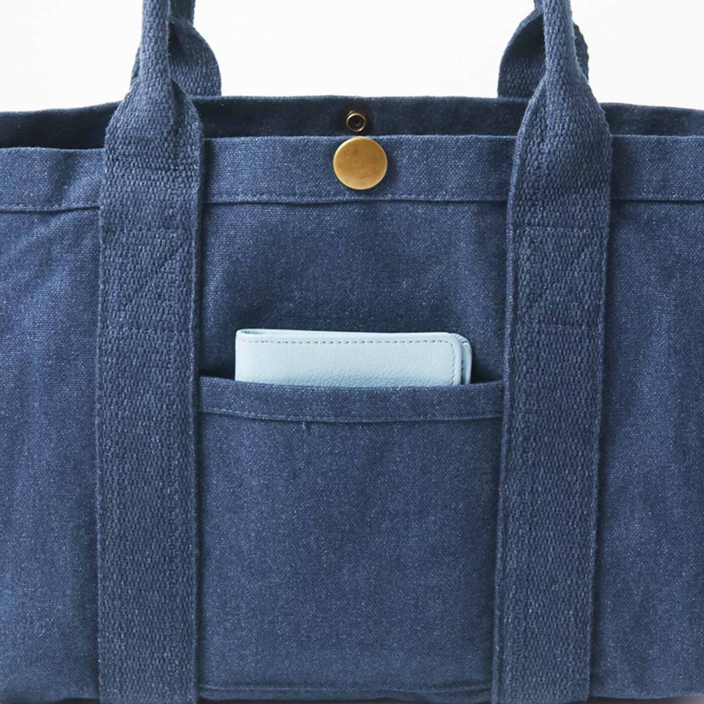 フェリシモの雑貨 Kraso|リサイクルコットンから生まれた仕分けで整理上手になれるこでかけバッグの会|パスケースなどは外ポケットに入れて、さっと取り出せます。