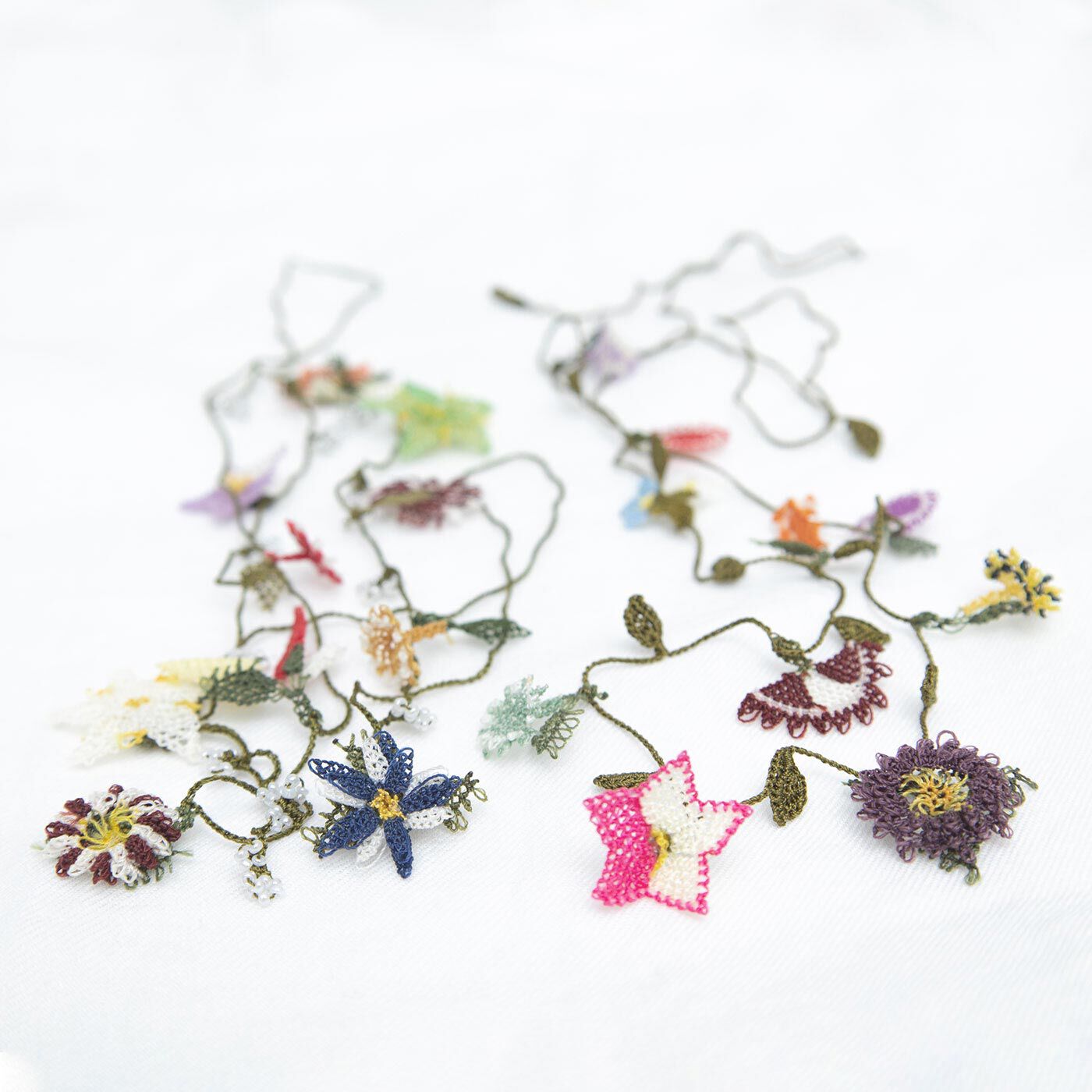 トルコの伝統手工芸 縫い針１本 で作る「イーネオヤ」の可憐なネックレス｜ネックレス・ブローチ｜アクセサリー・時計｜ファッション小物｜インテリア・キッチン収納・生活雑貨の通販｜フェリシモの雑貨Kraso